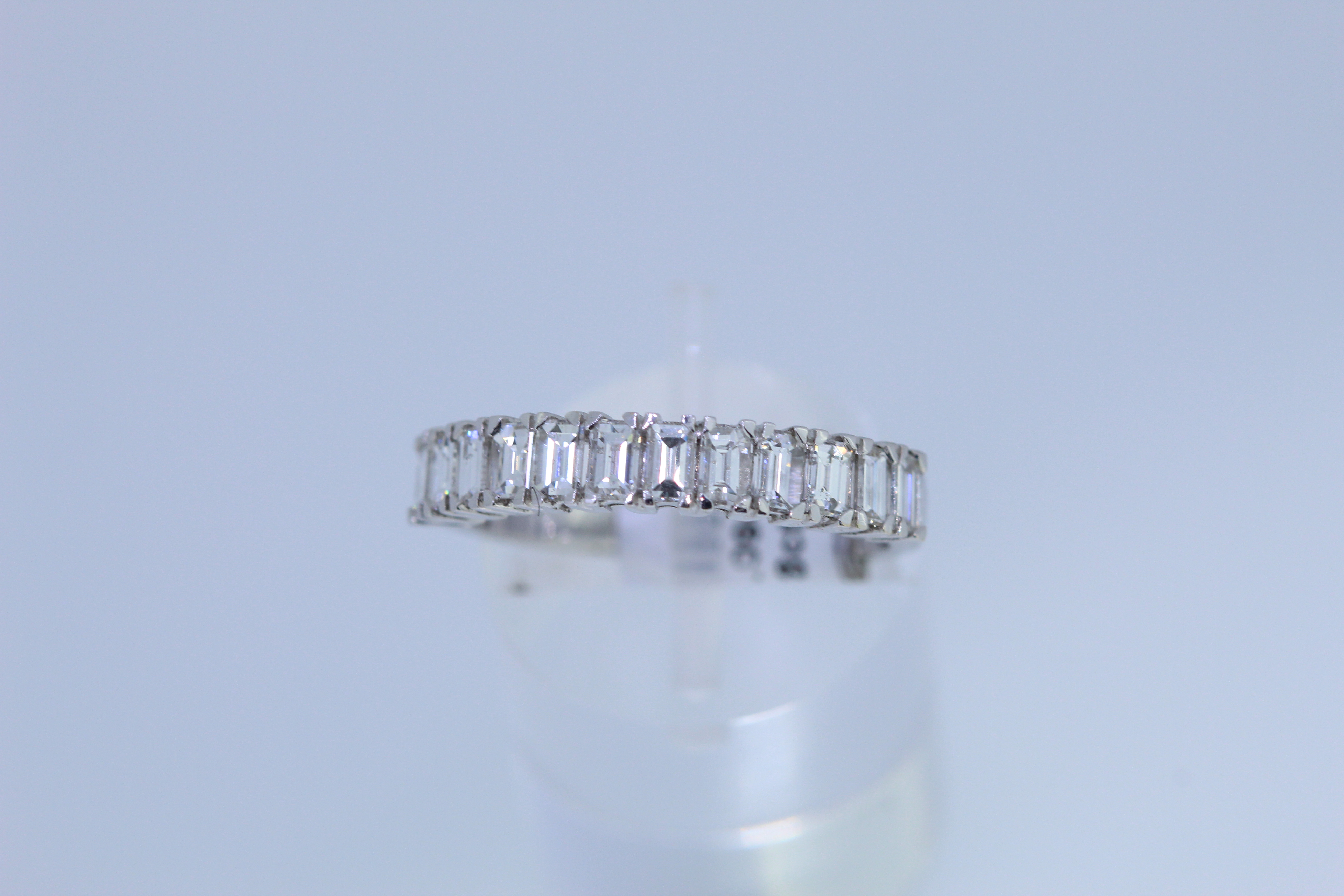 18ct White Gold Bagguette Cut Diamond Eternity Ring - Image 4 of 4