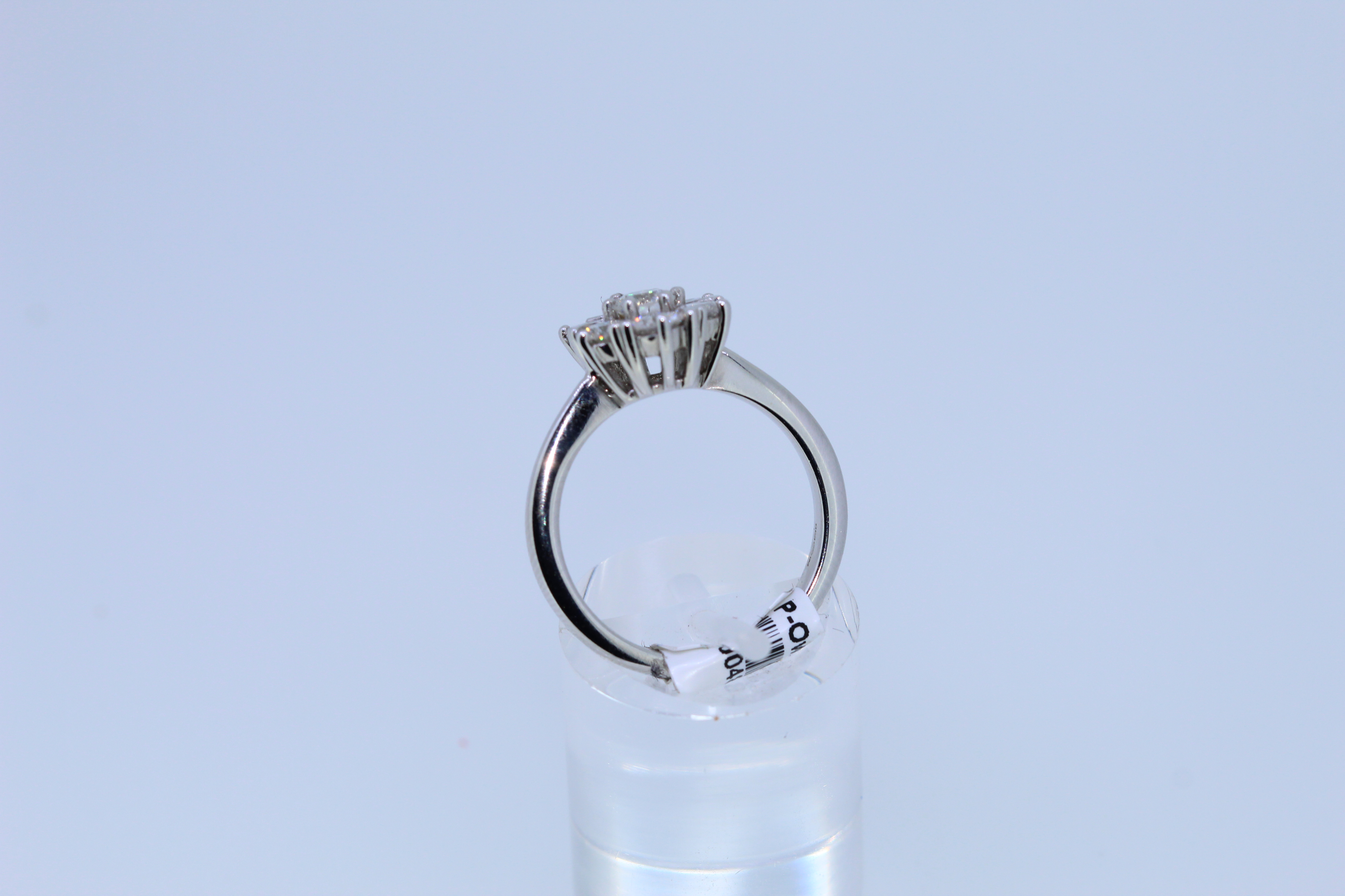 18ct White Gold 7 Stone Diamond Cluster Ring - Image 3 of 4