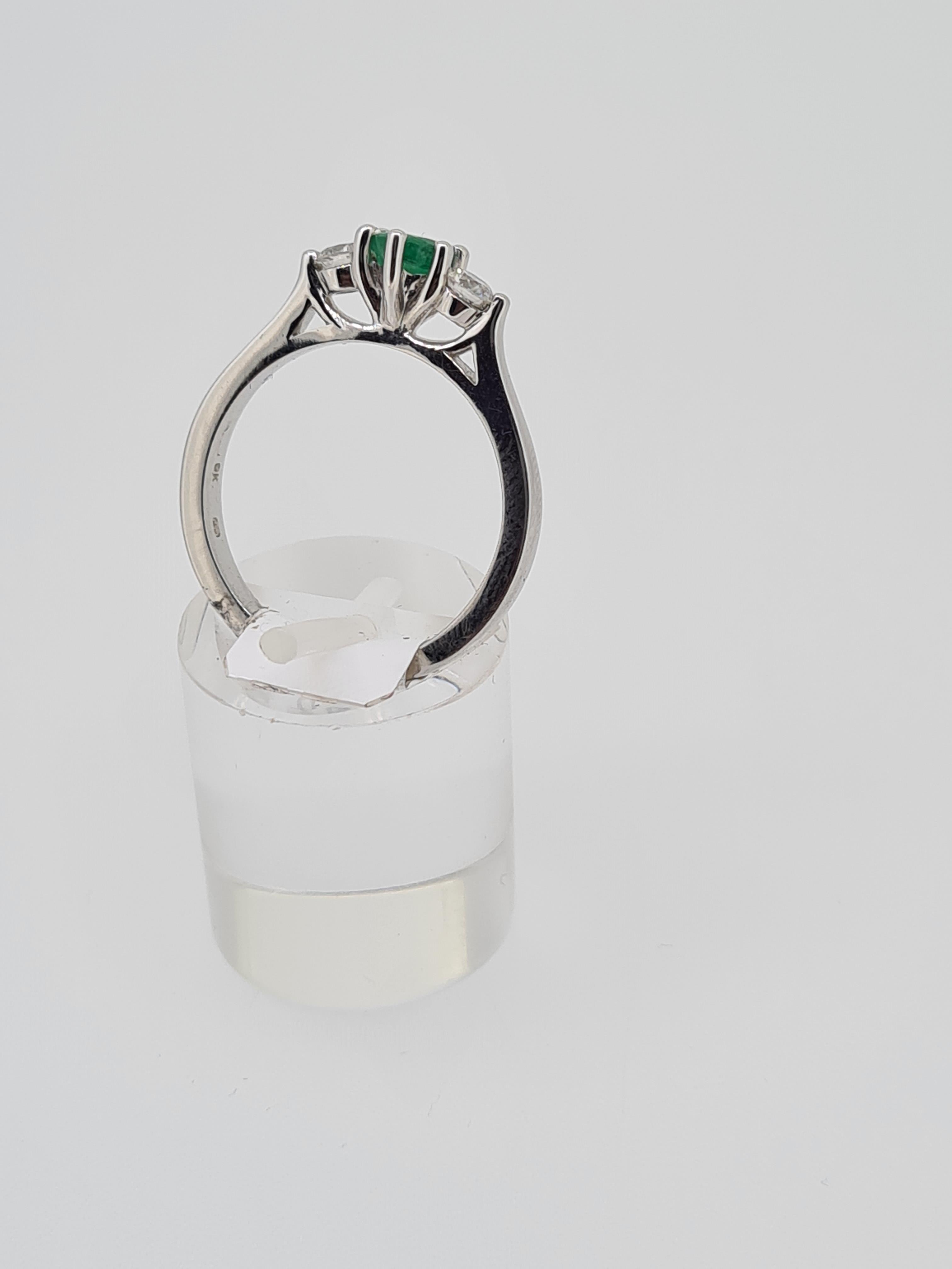 9ct white gold emerald and diamond ring - Image 3 of 4