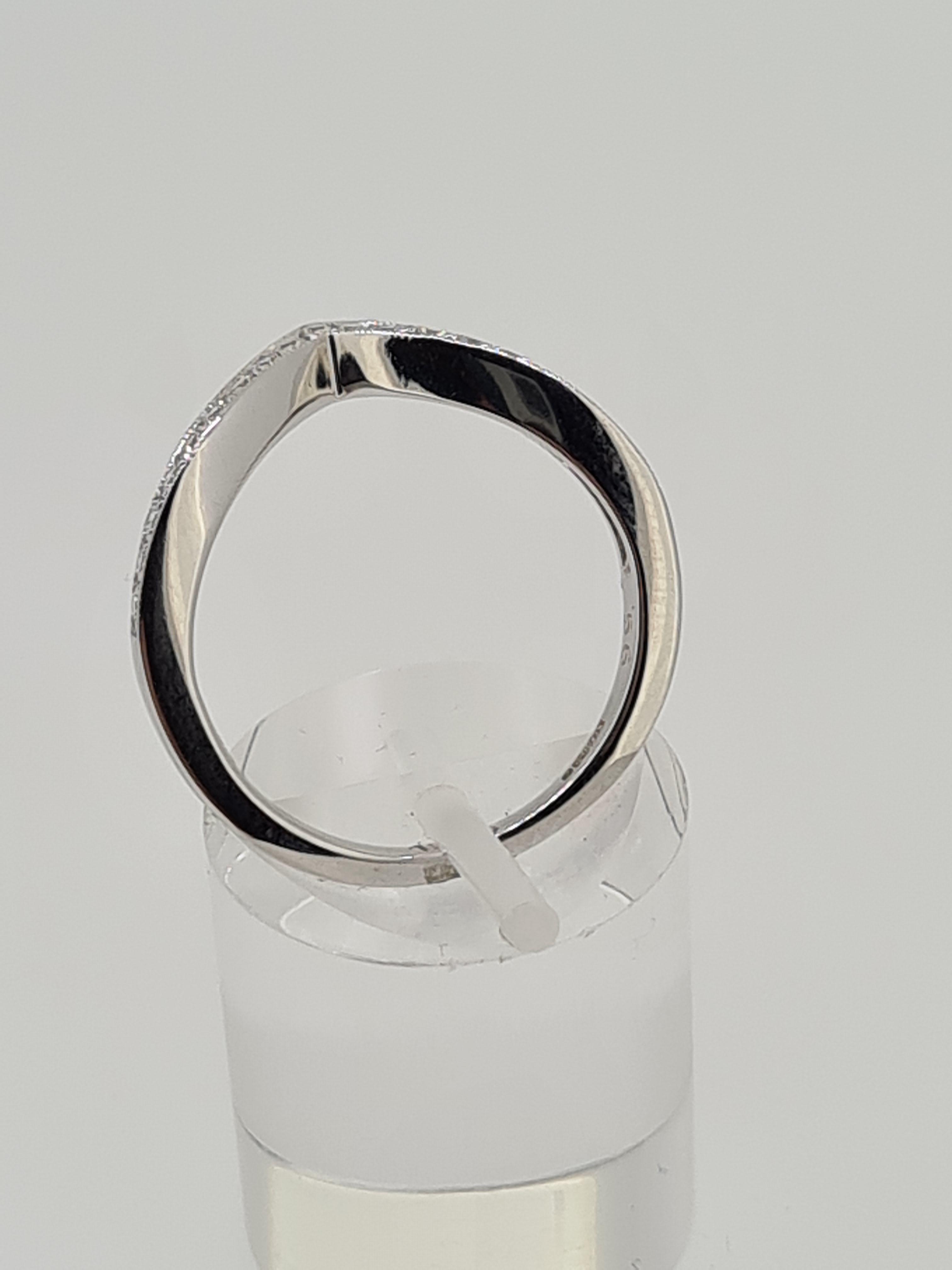 18ct white gold diamond set wish bone ring - Image 3 of 5