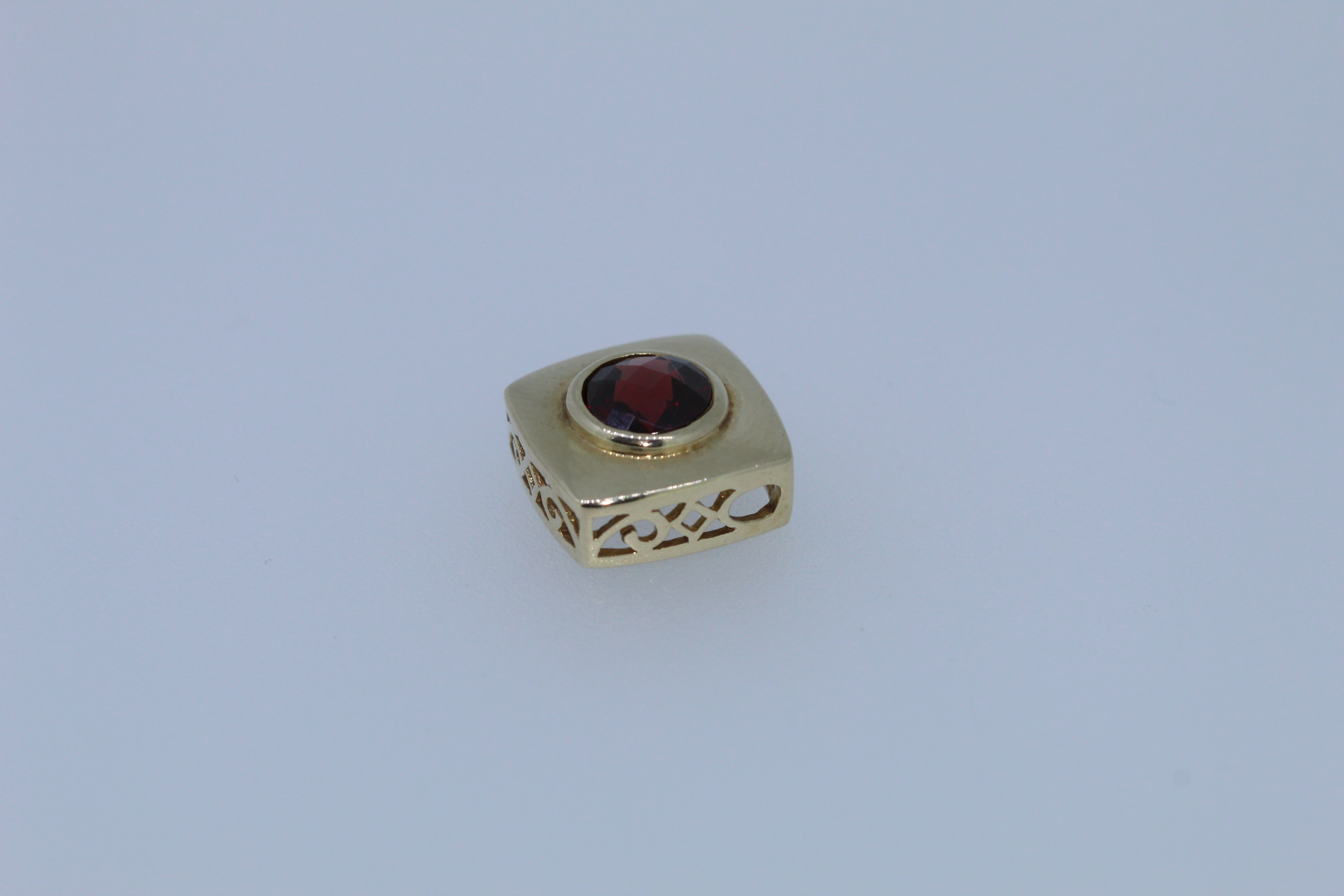 9k Garnet Bezel Set Pendant - Image 3 of 3