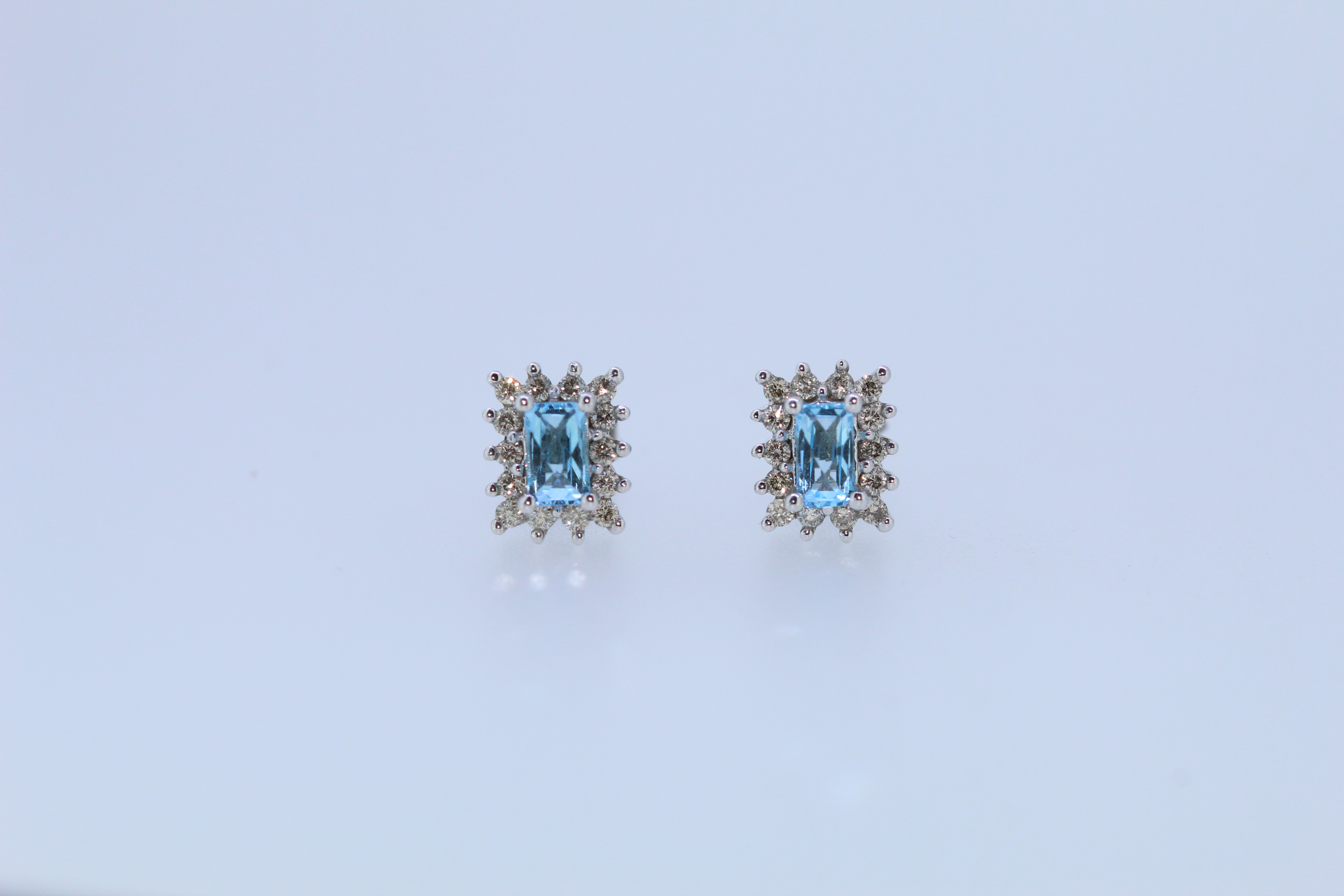 9ct White Gold Topaz And Diamond Stud Earrings - Image 2 of 4