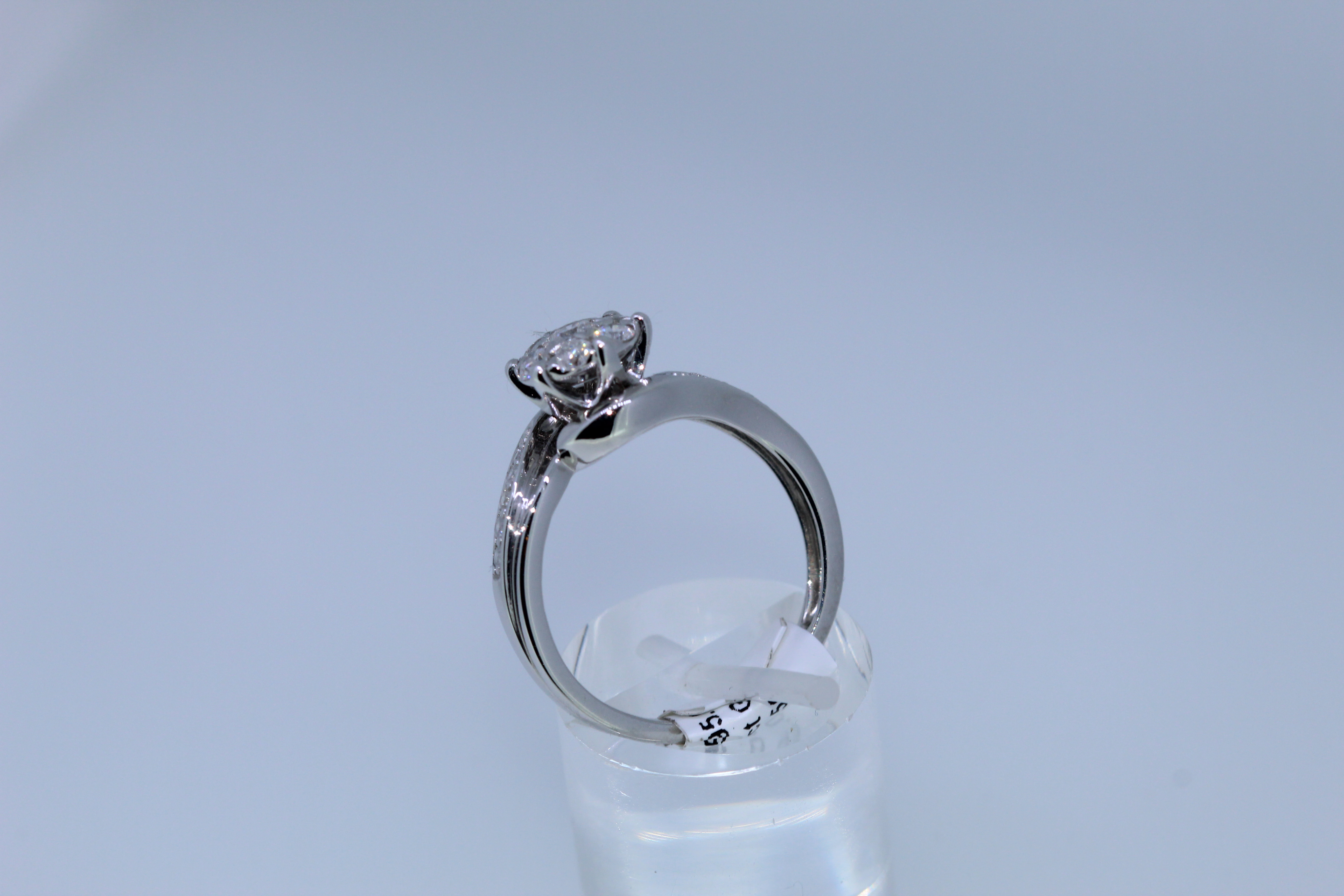 9k White Gold Diamond Cluster Ring - Image 2 of 4