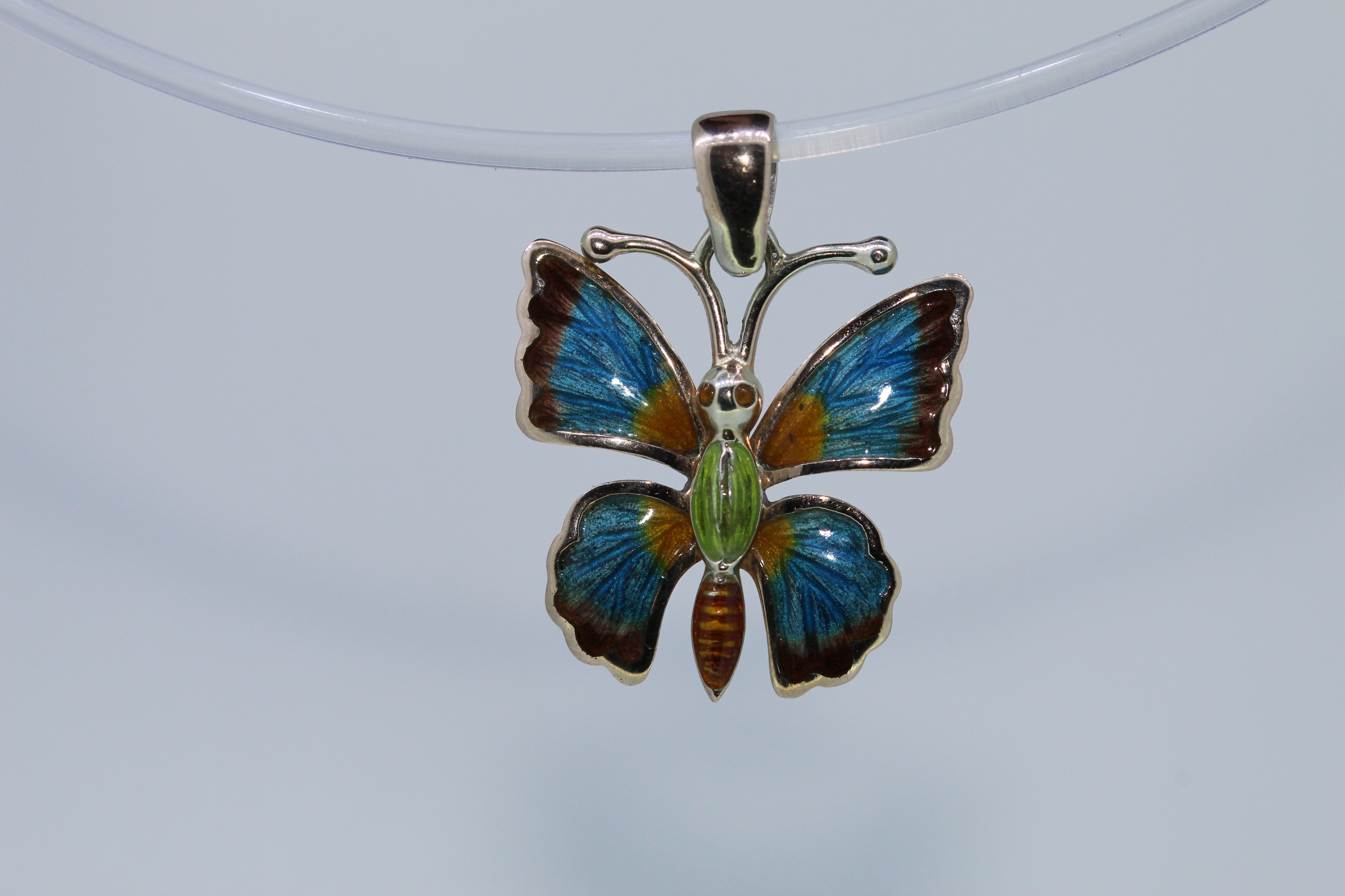 9k White Gold Enamel Butterfly Pendant - Image 5 of 5