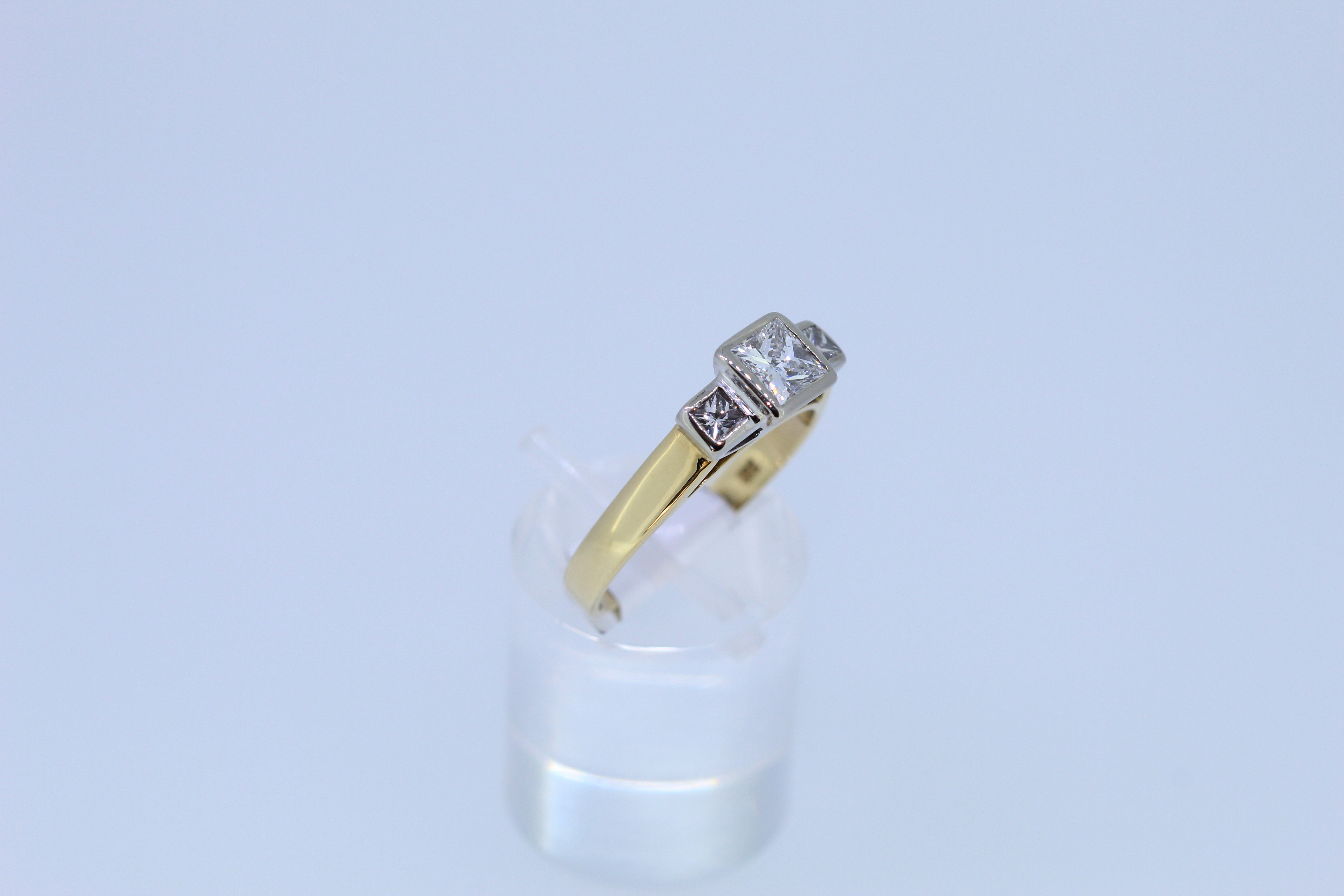 18ct Yellow Gold Three Stone Diamond Ring - Image 4 of 5