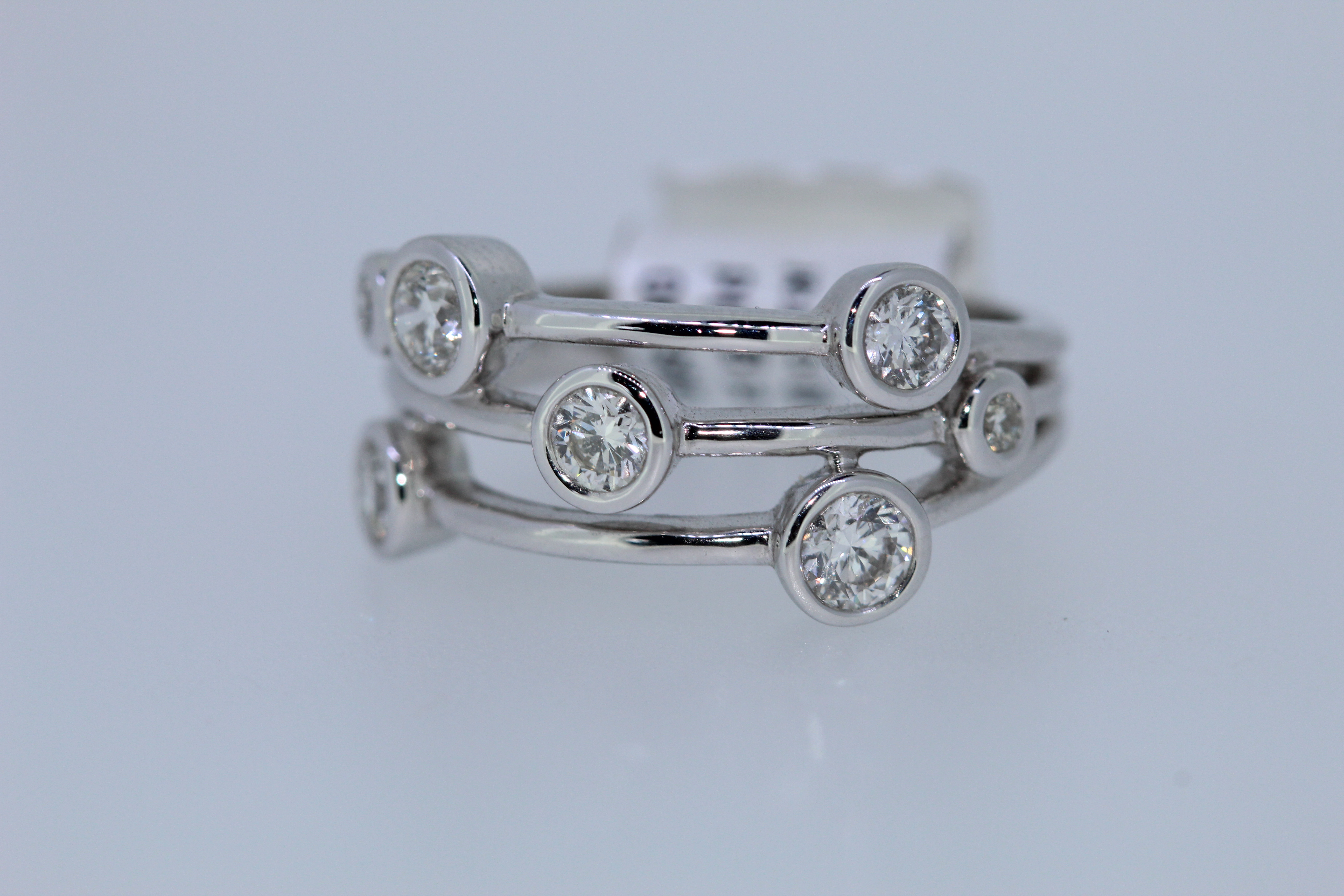 18ct White Gold Diamond Bubble Ring - Image 3 of 5