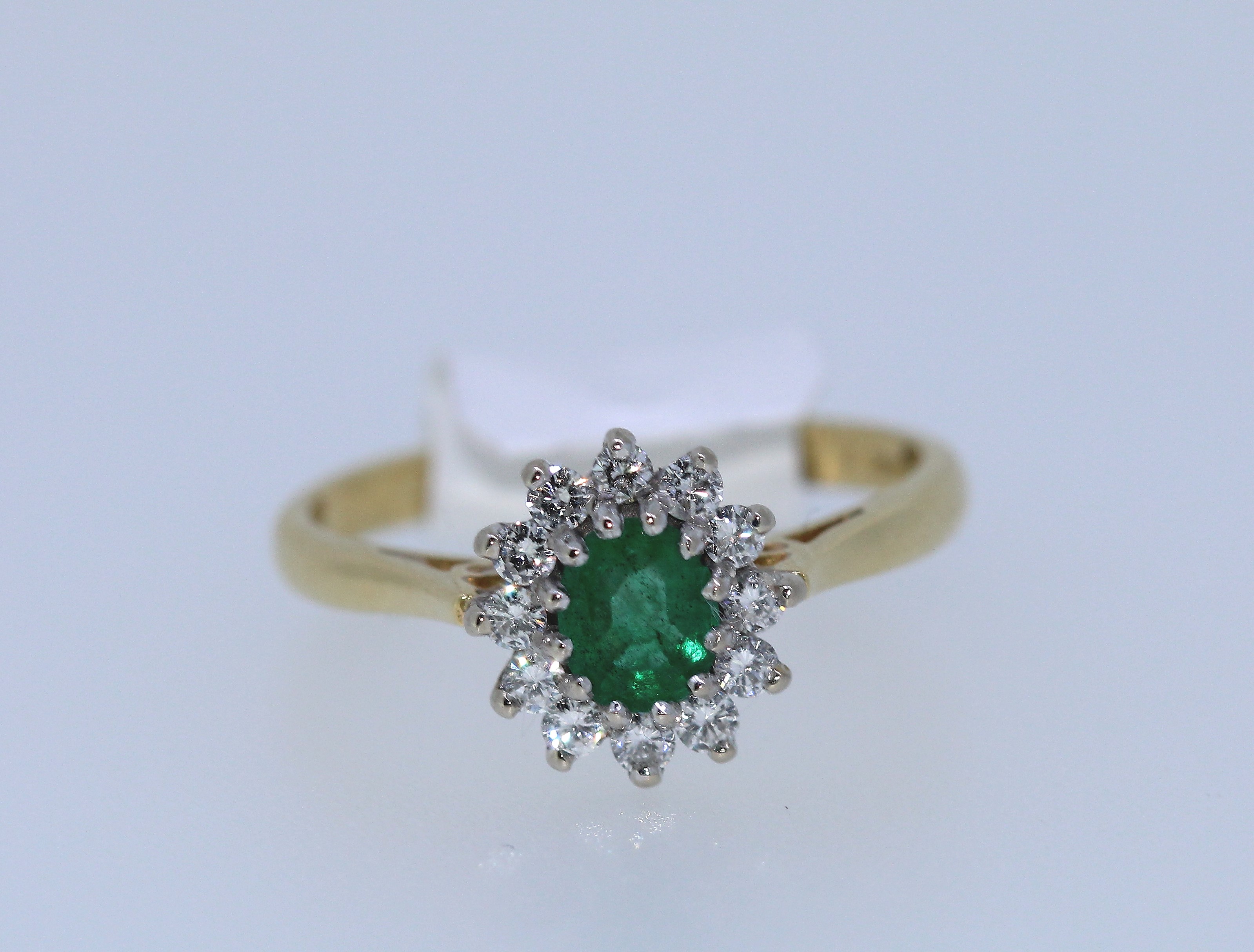 18k Emerald And Diamond Ring - Image 2 of 3