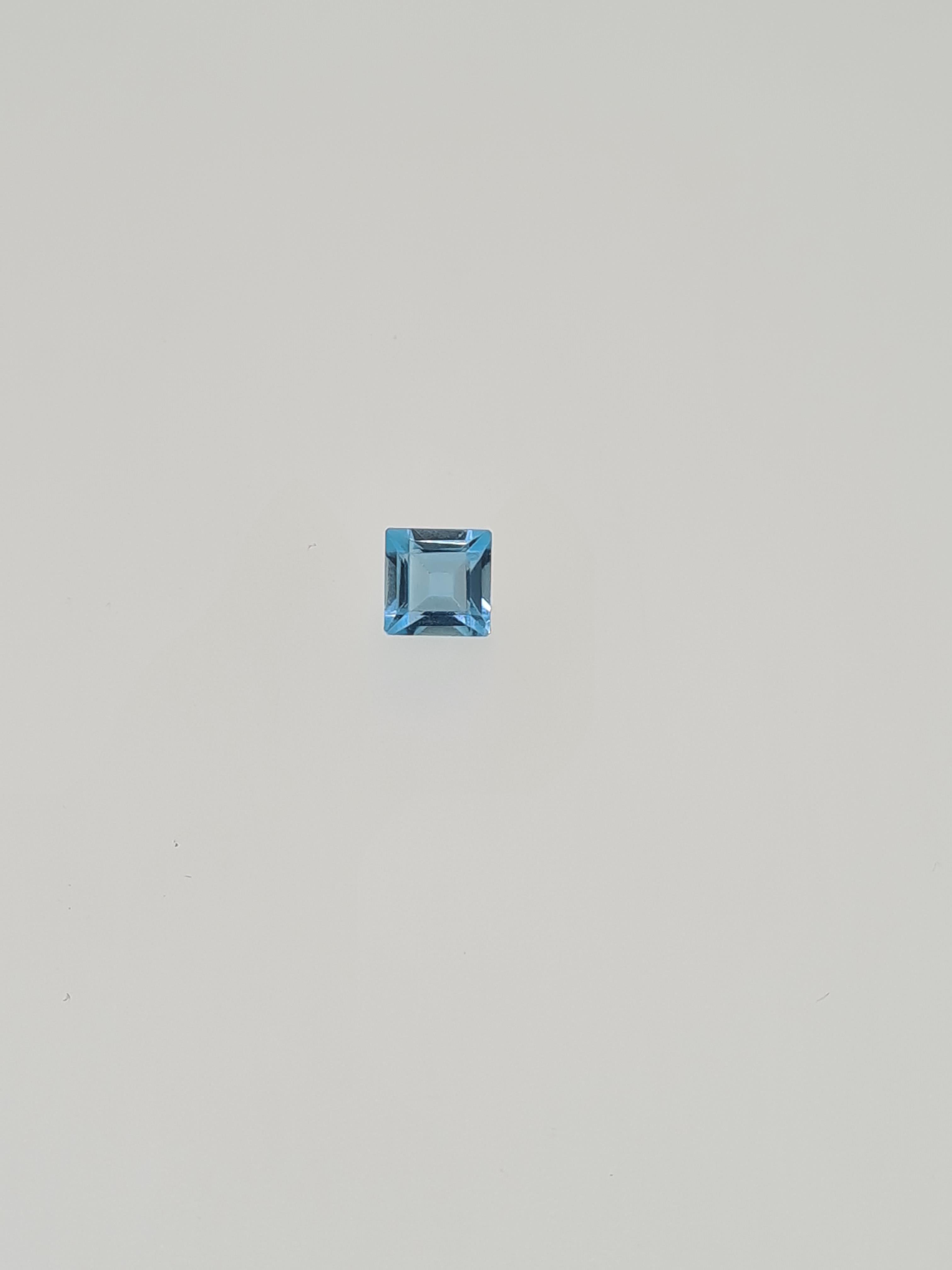 Blue topaz sqaure cut gem stone - Image 3 of 3