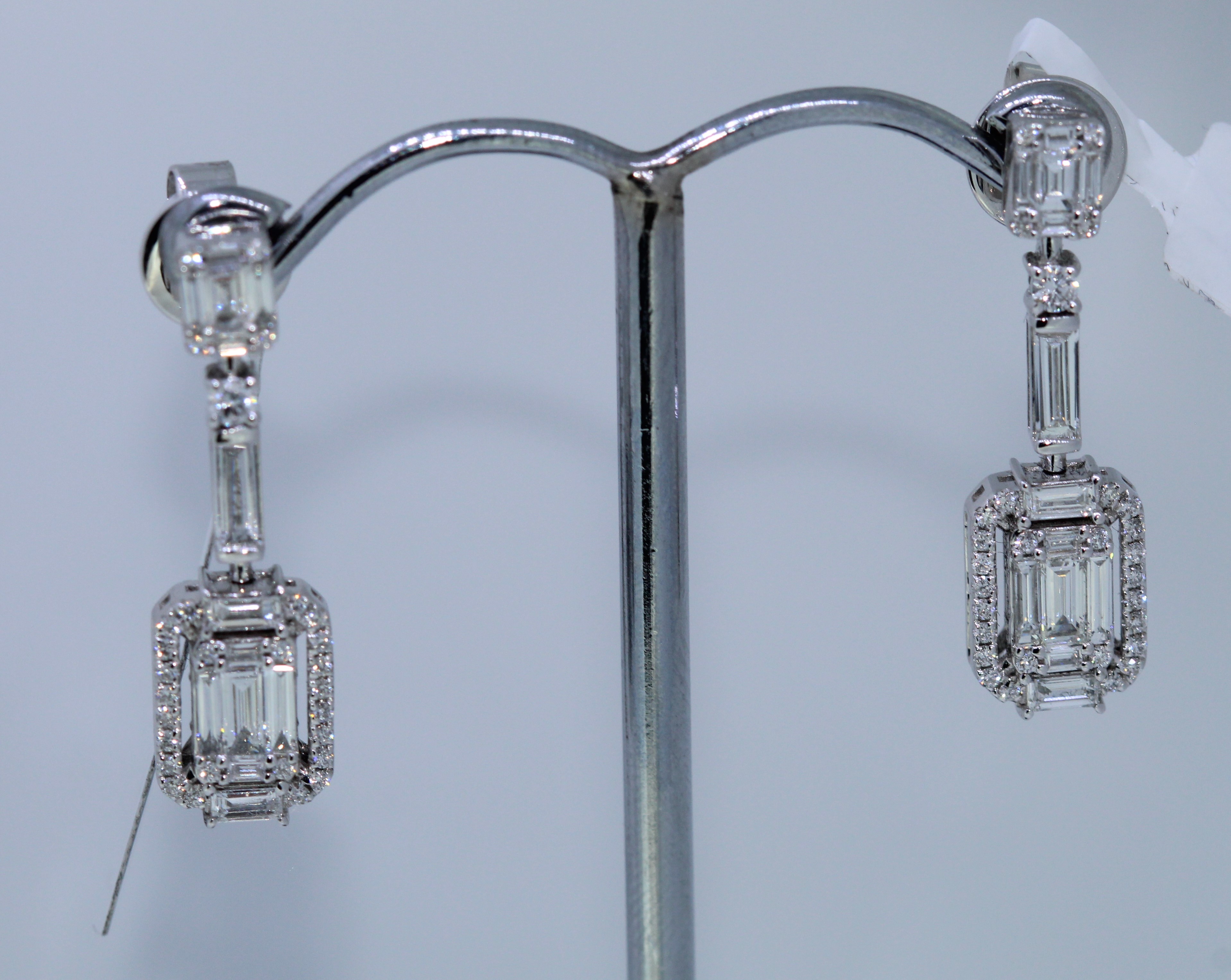 18k White Gold Diamond Drop Earrings - Image 2 of 5