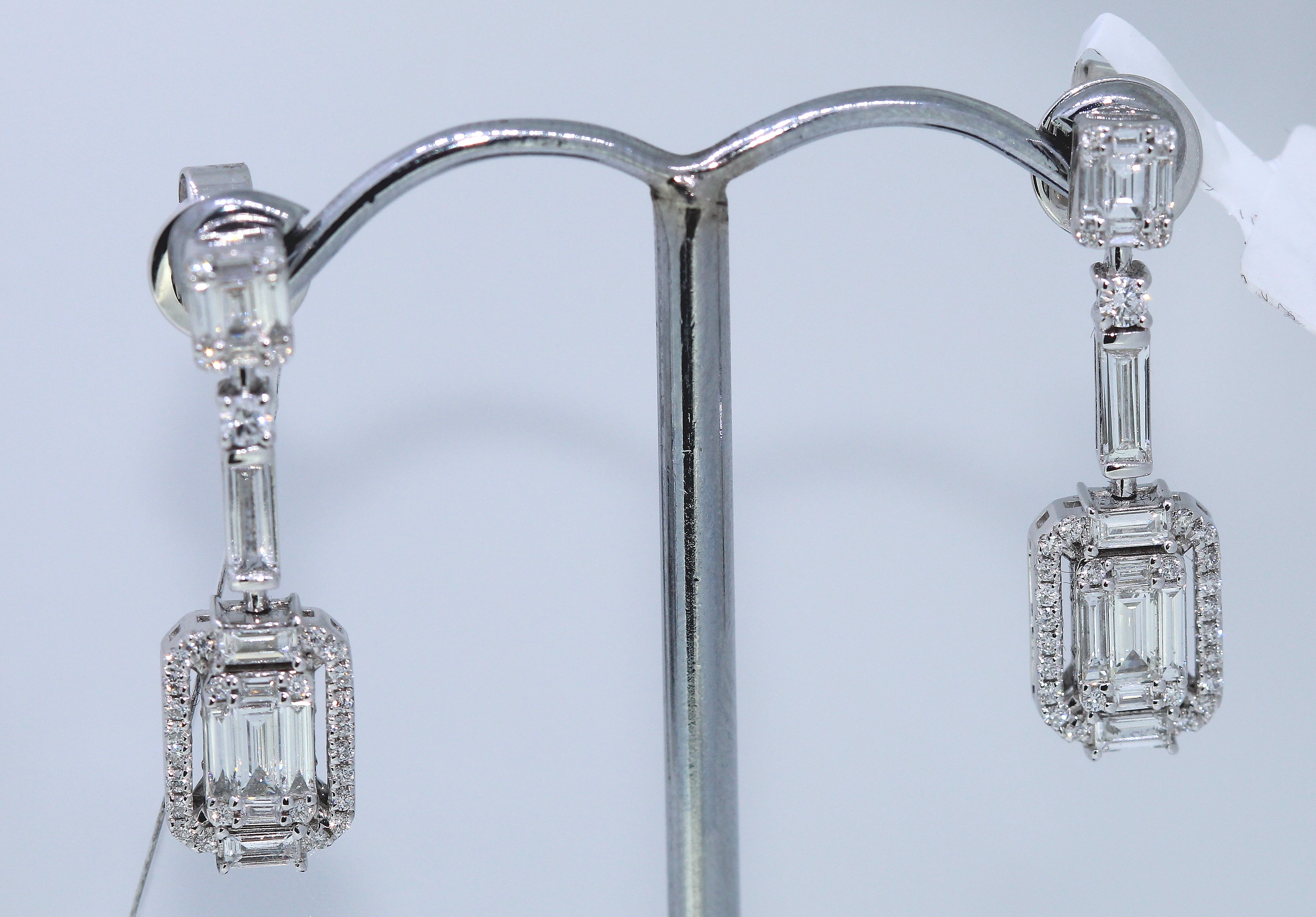 18k White Gold Diamond Drop Earrings - Image 3 of 5