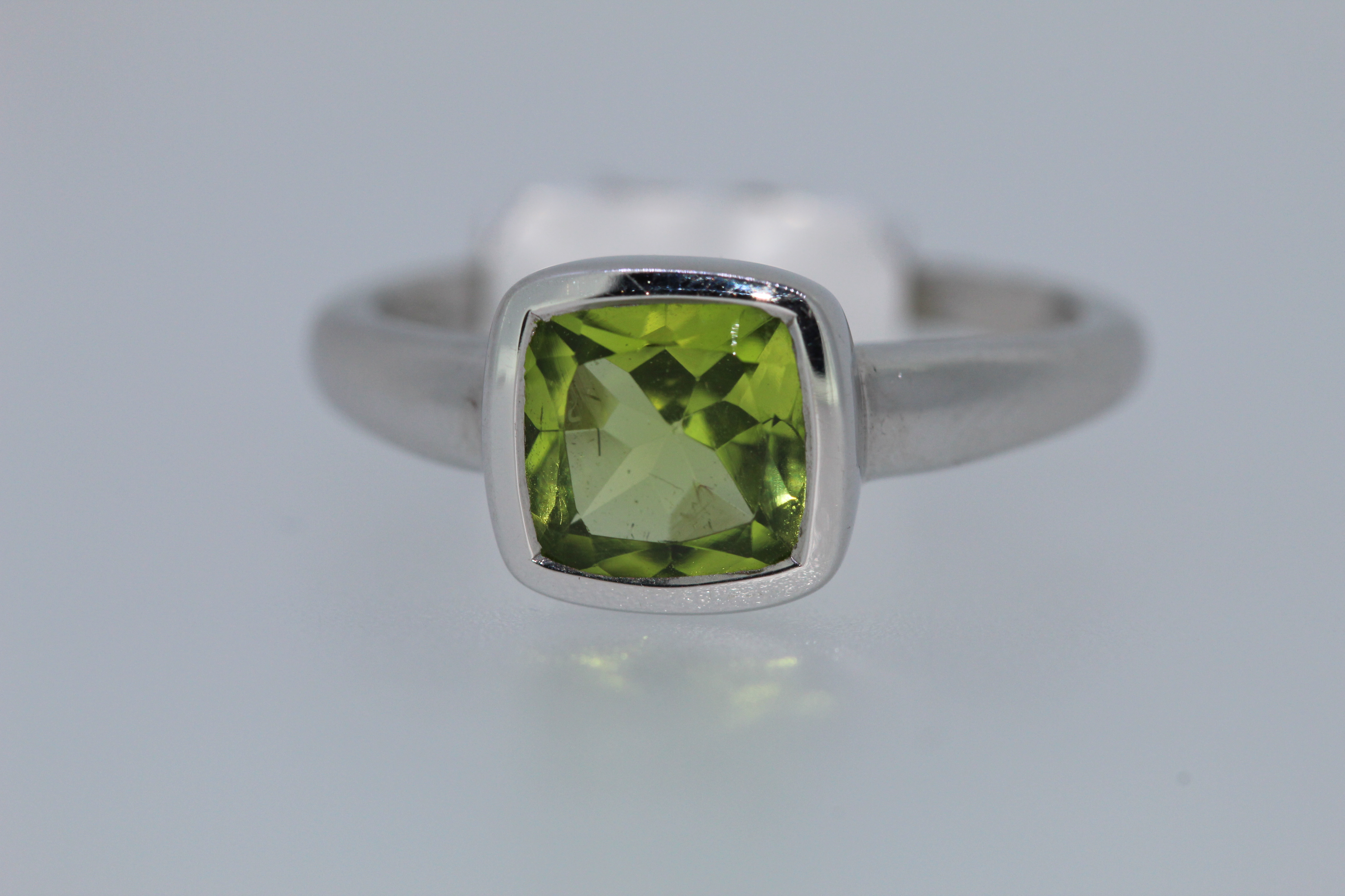 9k White Gold Peridot Ring