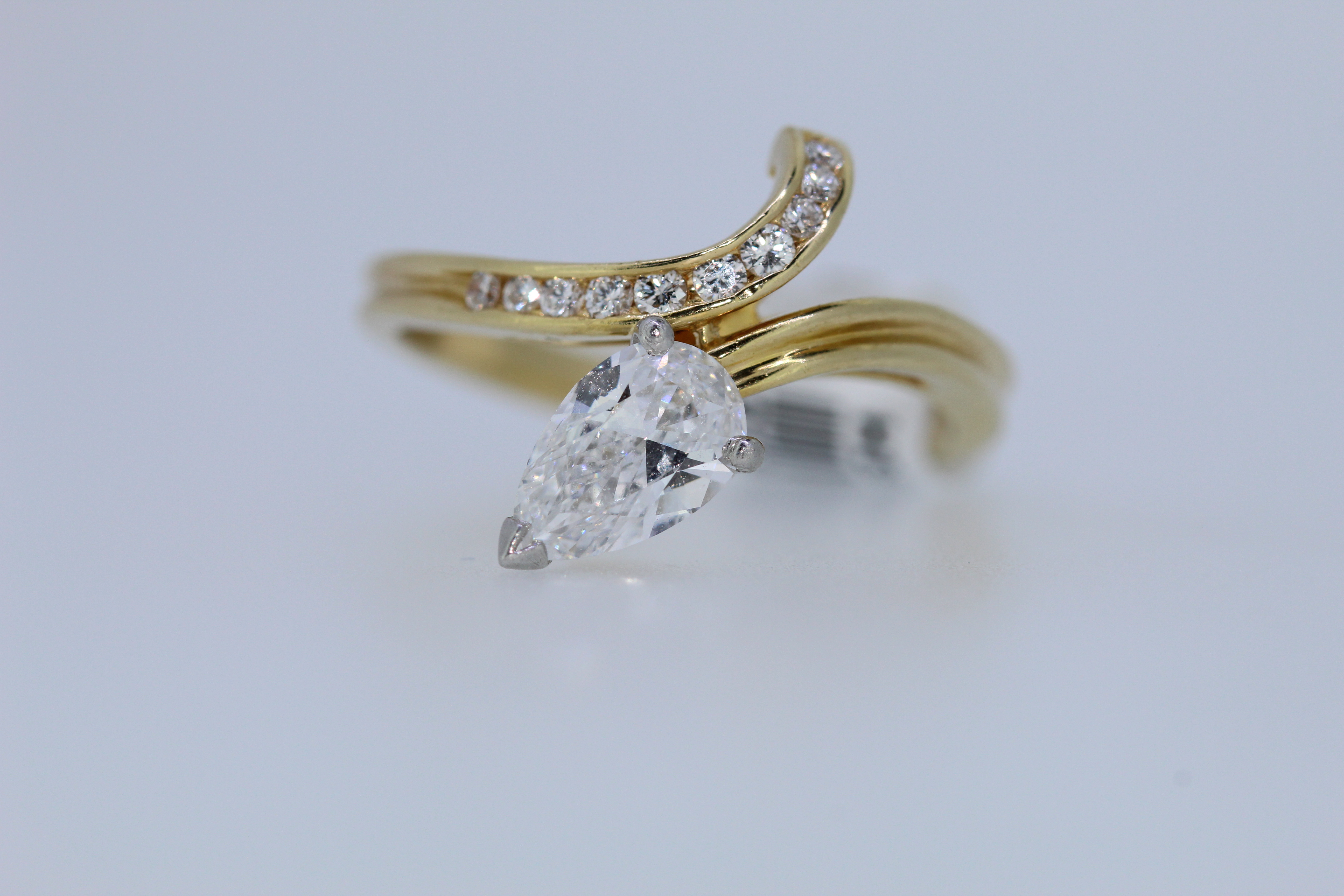 18ct Yellow Gold Pear Cut Diamond Ring - Image 5 of 5