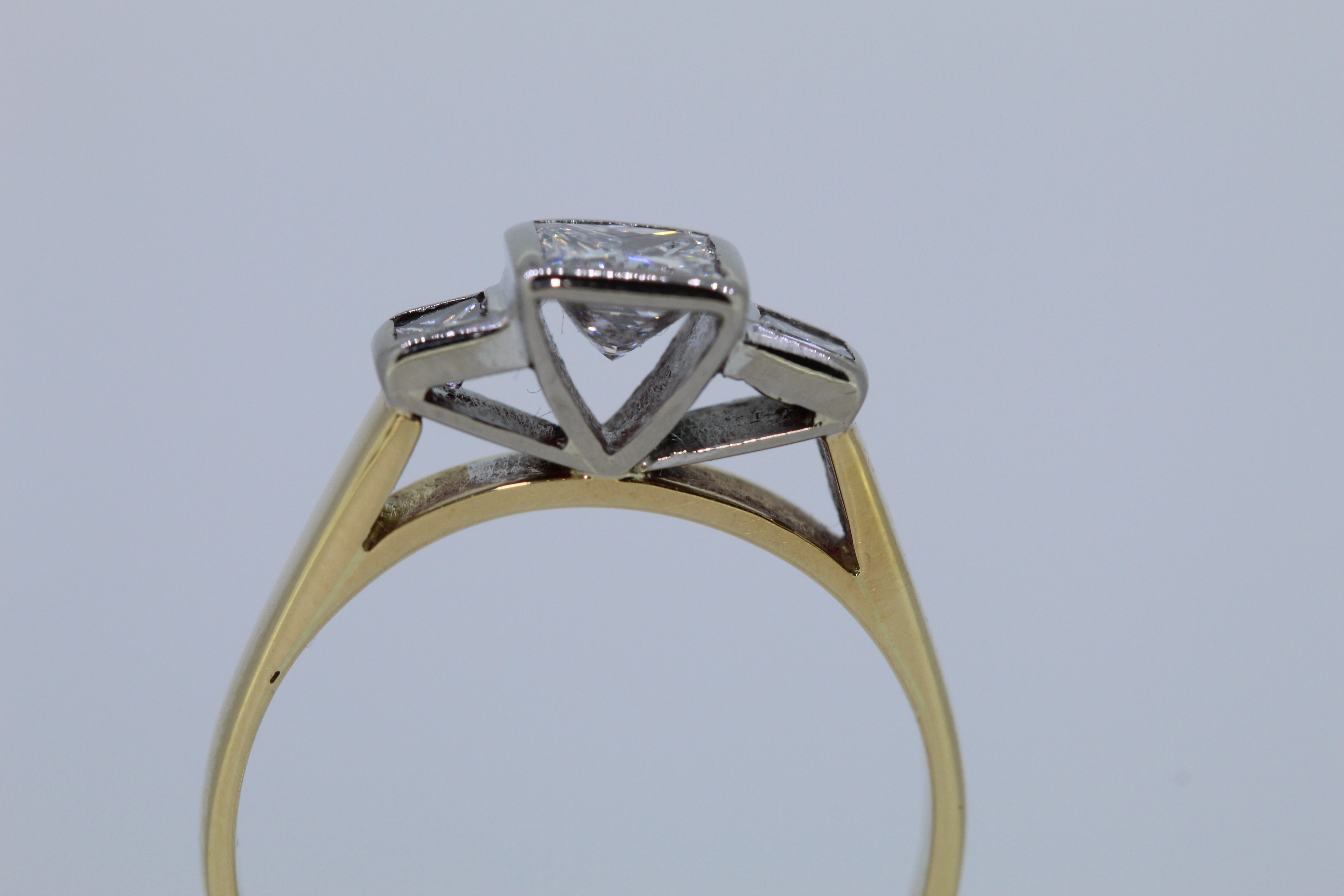 18ct Yellow Gold Three Stone Diamond Ring - Image 5 of 5