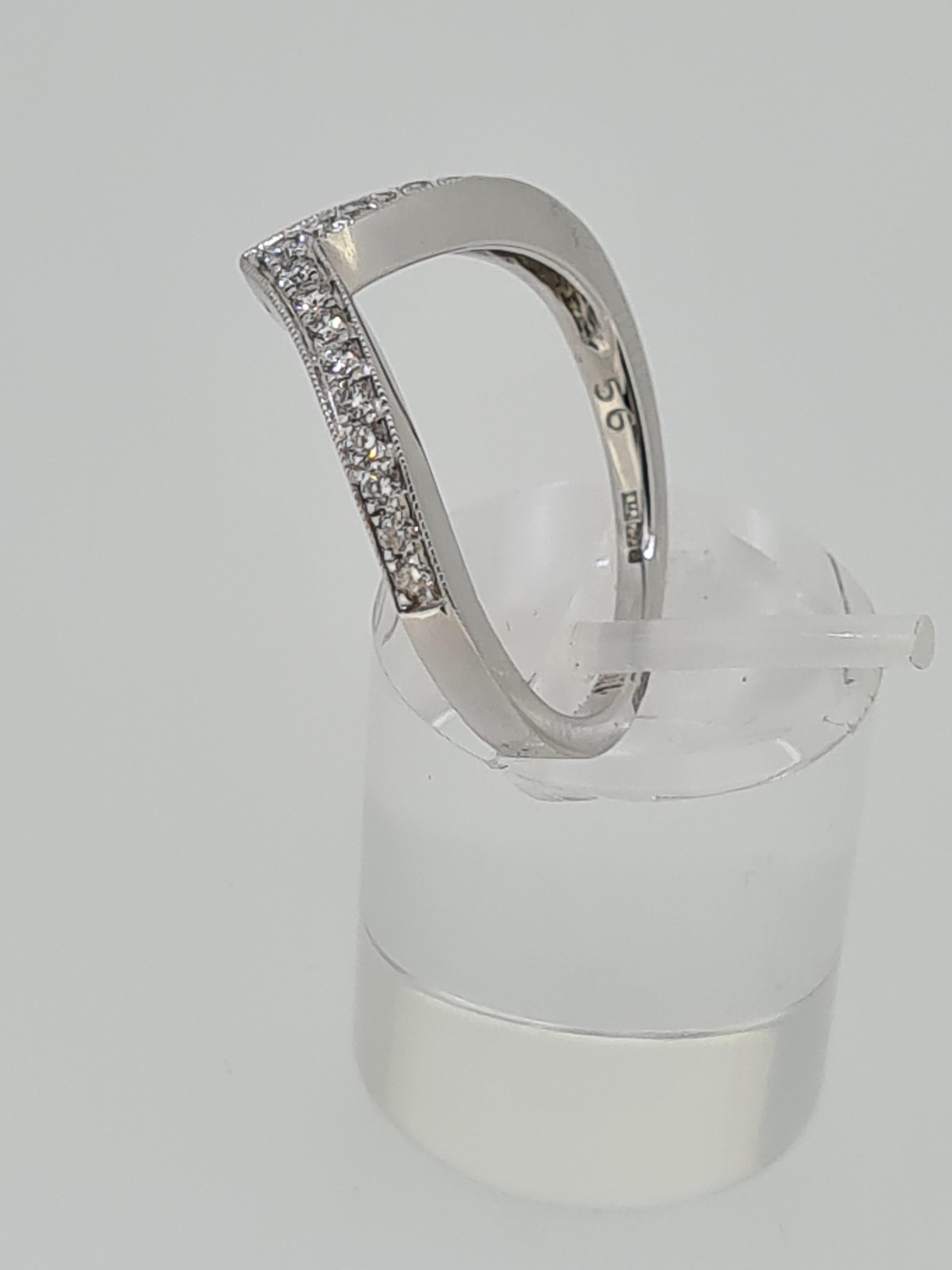 18ct white gold diamond set wish bone ring - Image 4 of 5