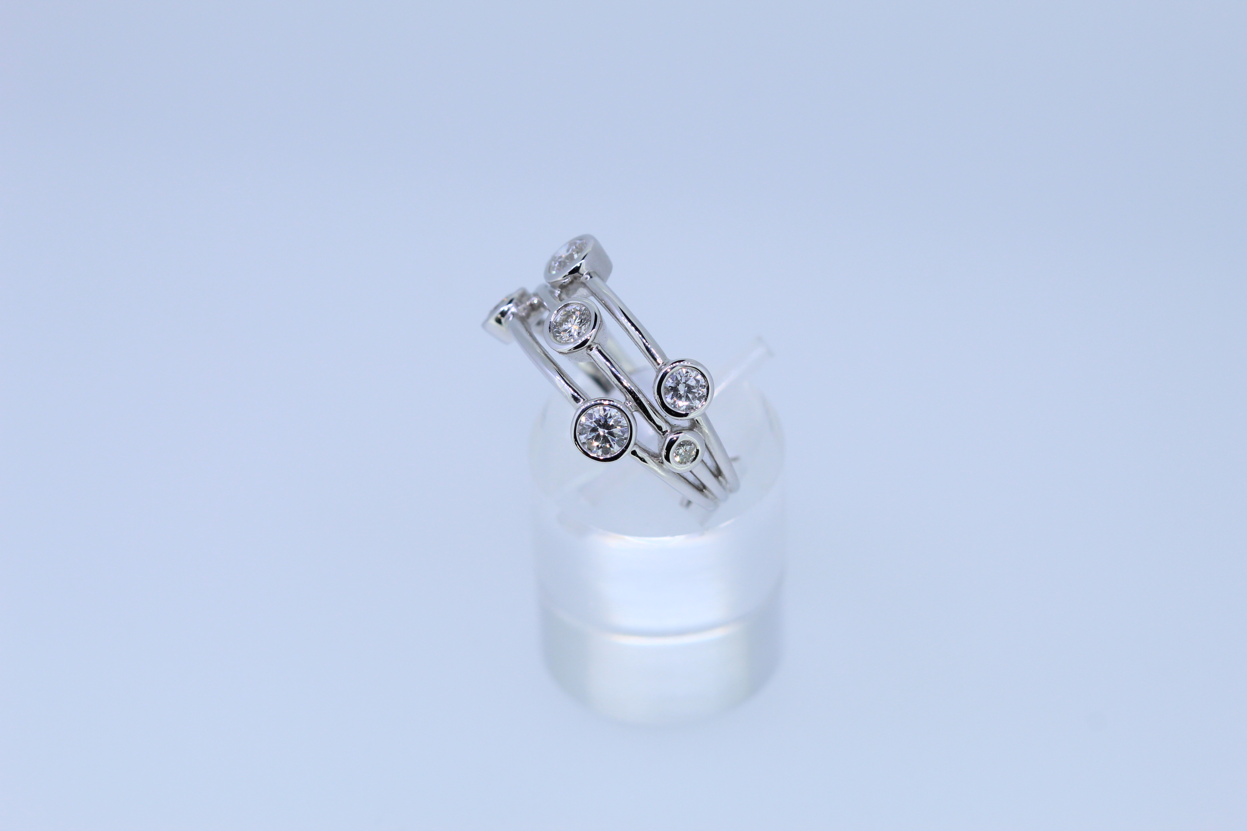 18ct White Gold Diamond Bubble Ring - Image 5 of 5