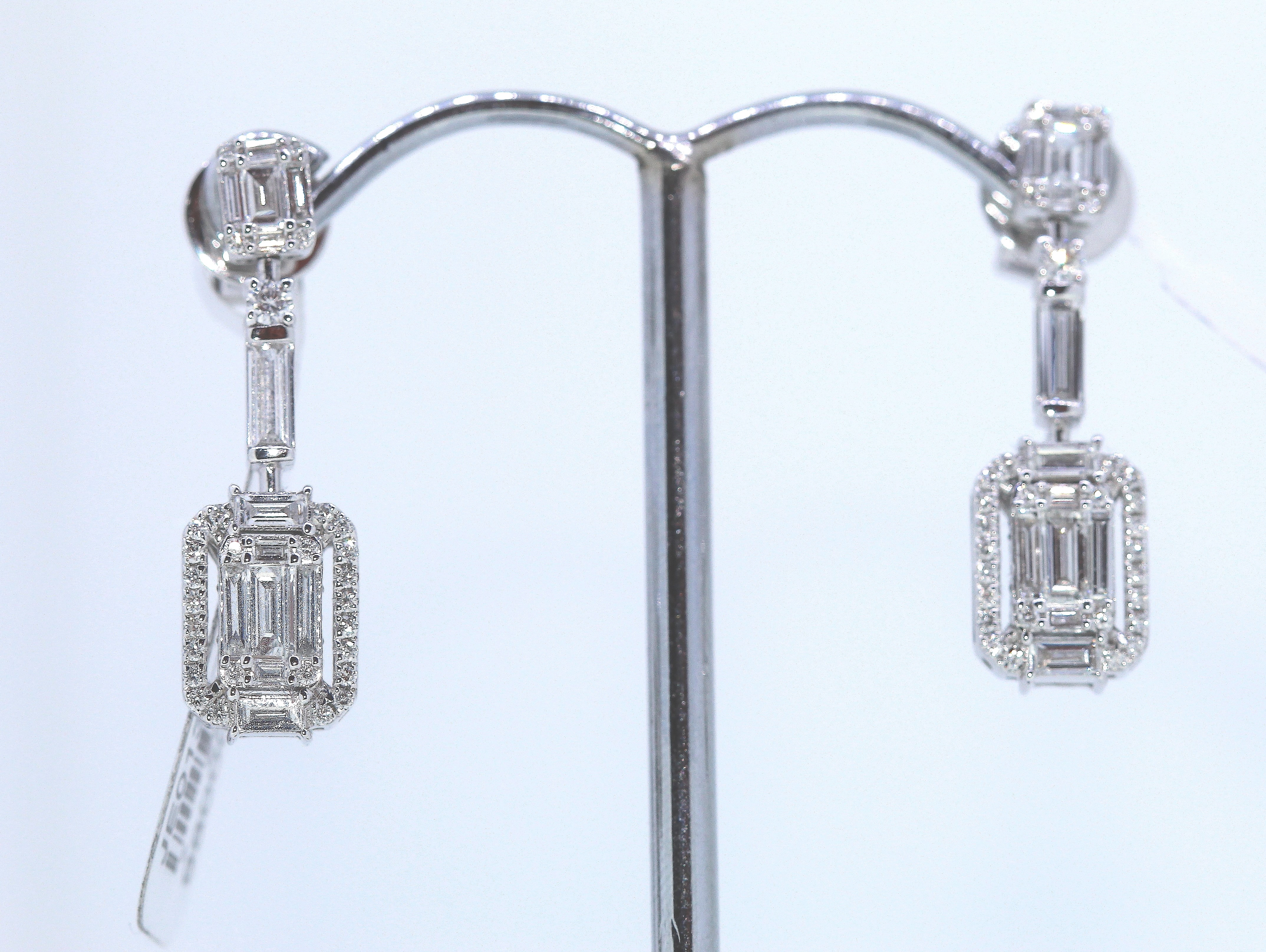 18k White Gold Diamond Drop Earrings