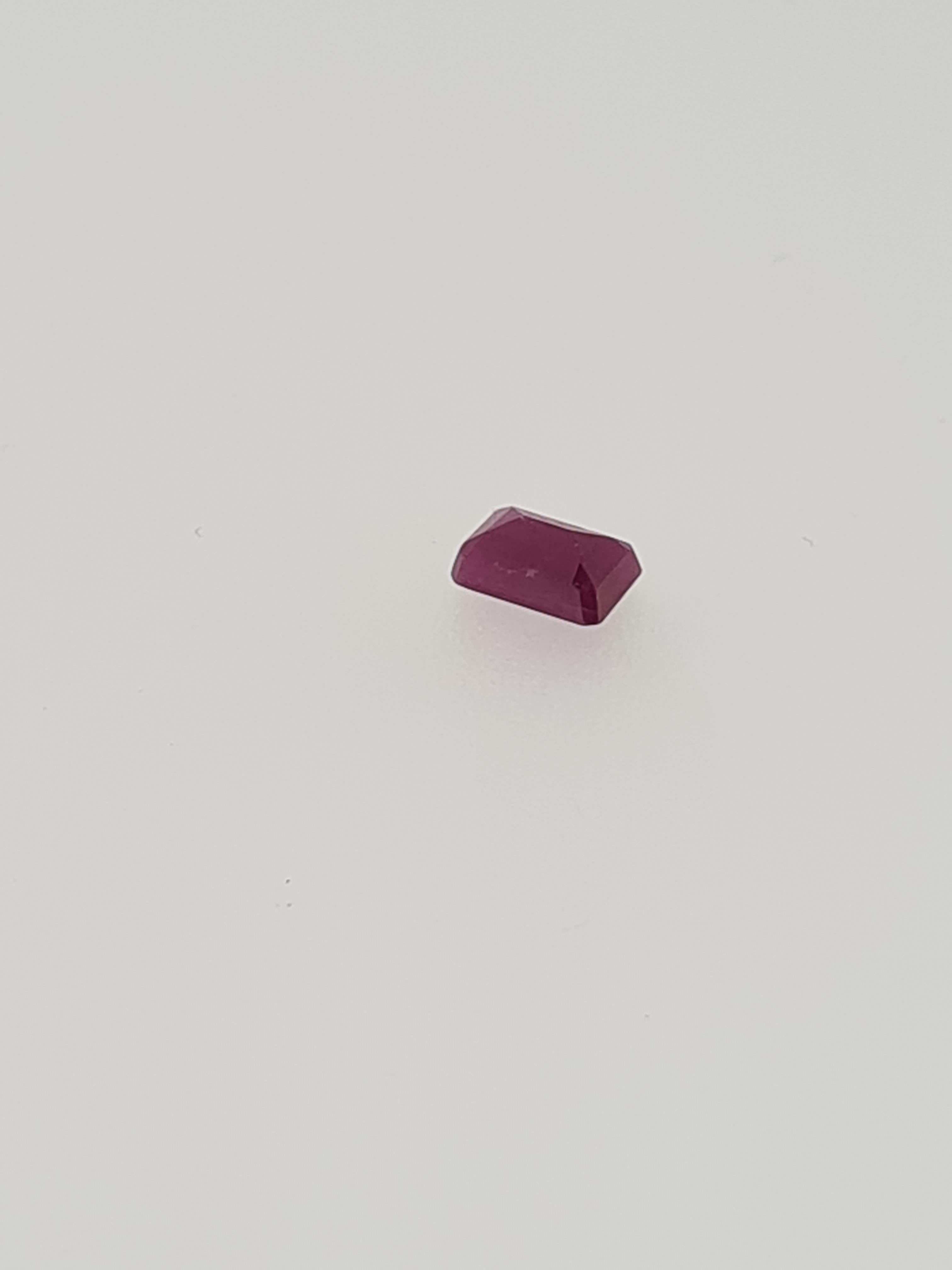 Ruby emerald cut gem stone - Image 3 of 5