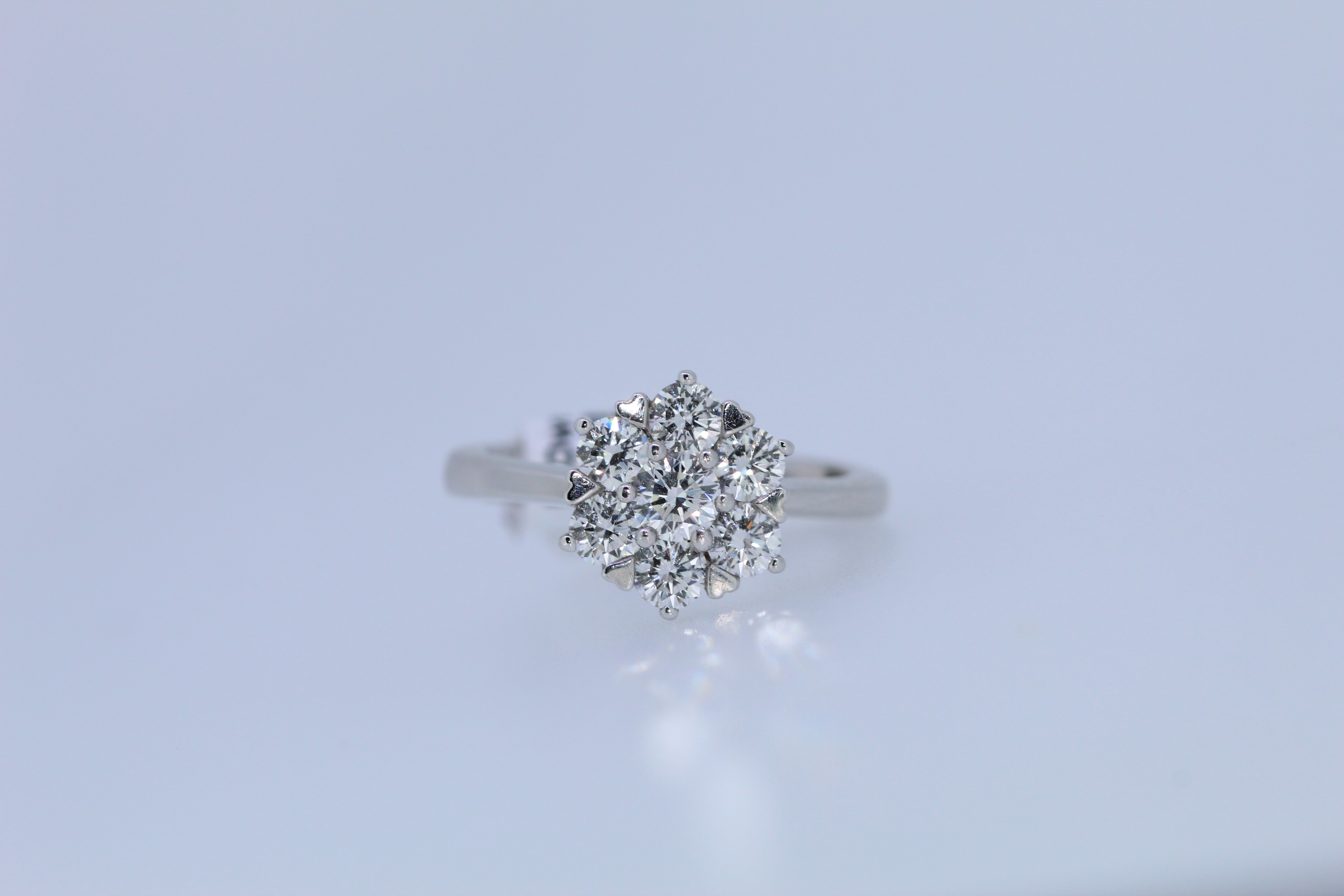 18ct White Gold 7 Stone Diamond Cluster Ring - Image 4 of 4