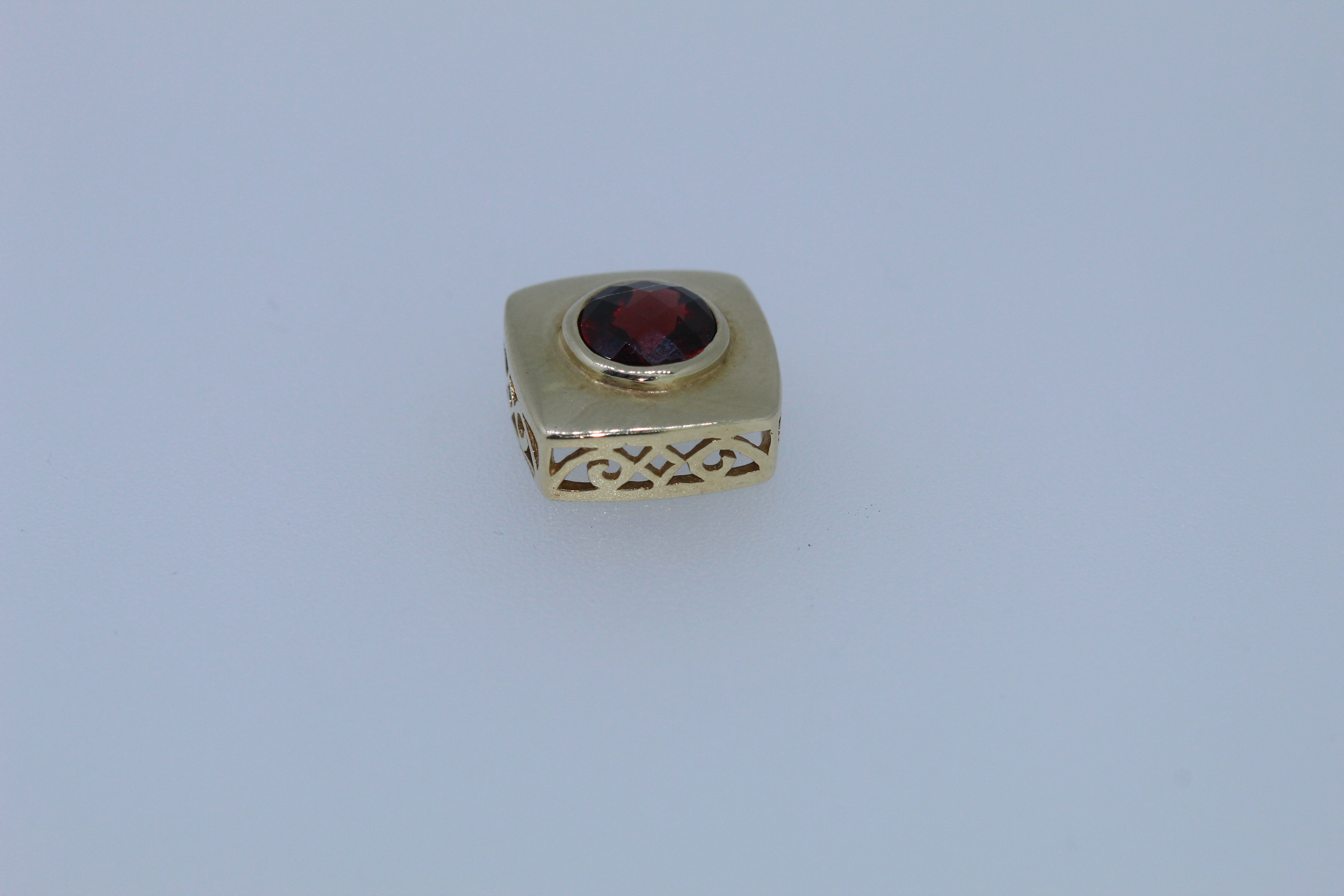 9k Garnet Bezel Set Pendant - Image 2 of 3