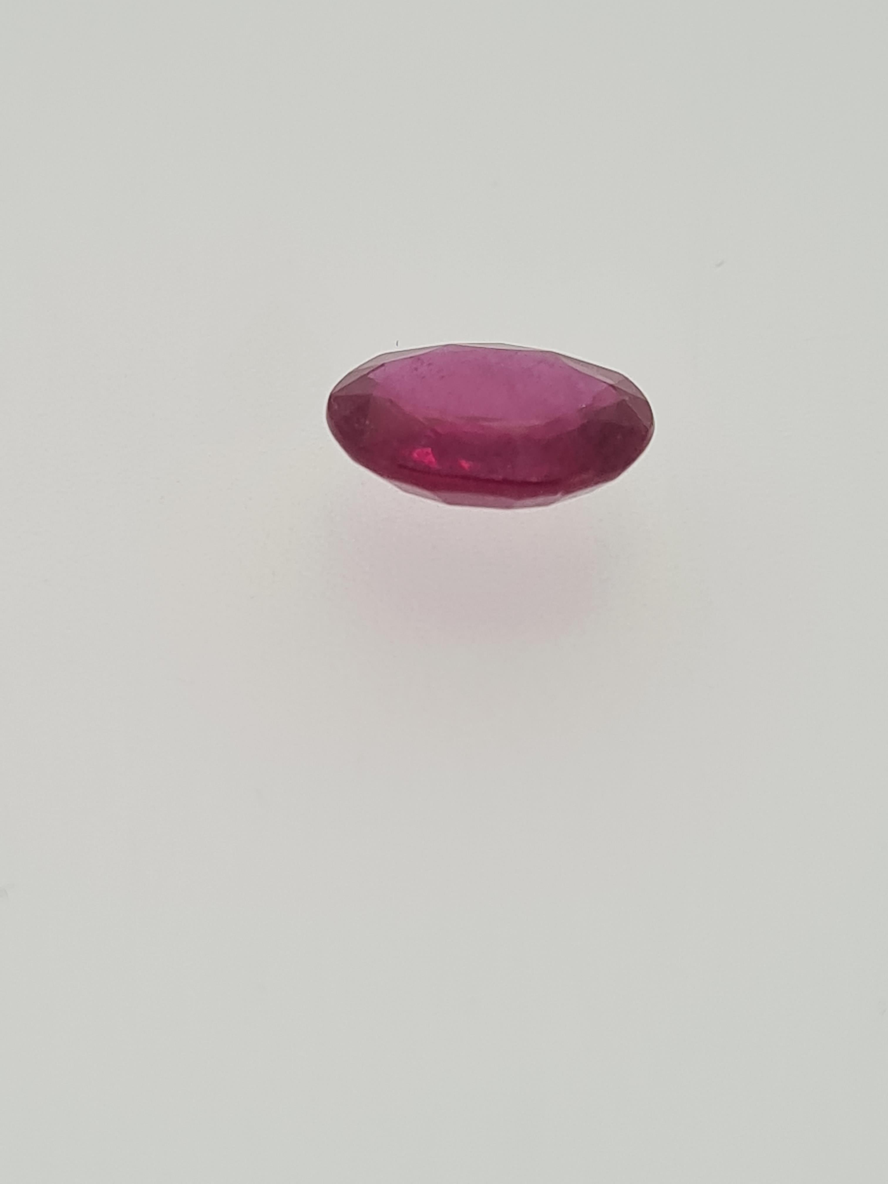 Ruby oval cut gem stone - Image 2 of 7