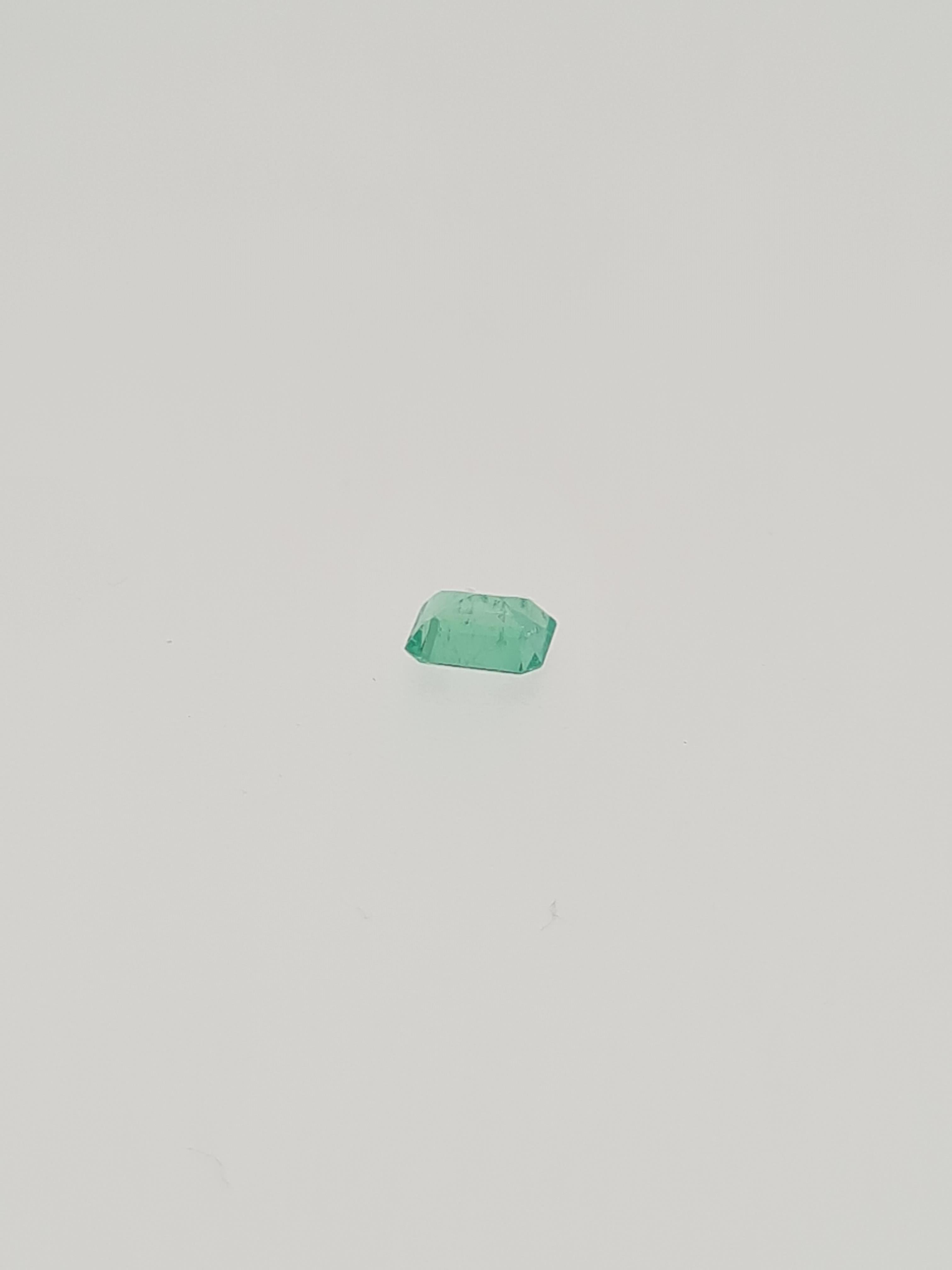 Emerald step cut gem stone - Image 3 of 5