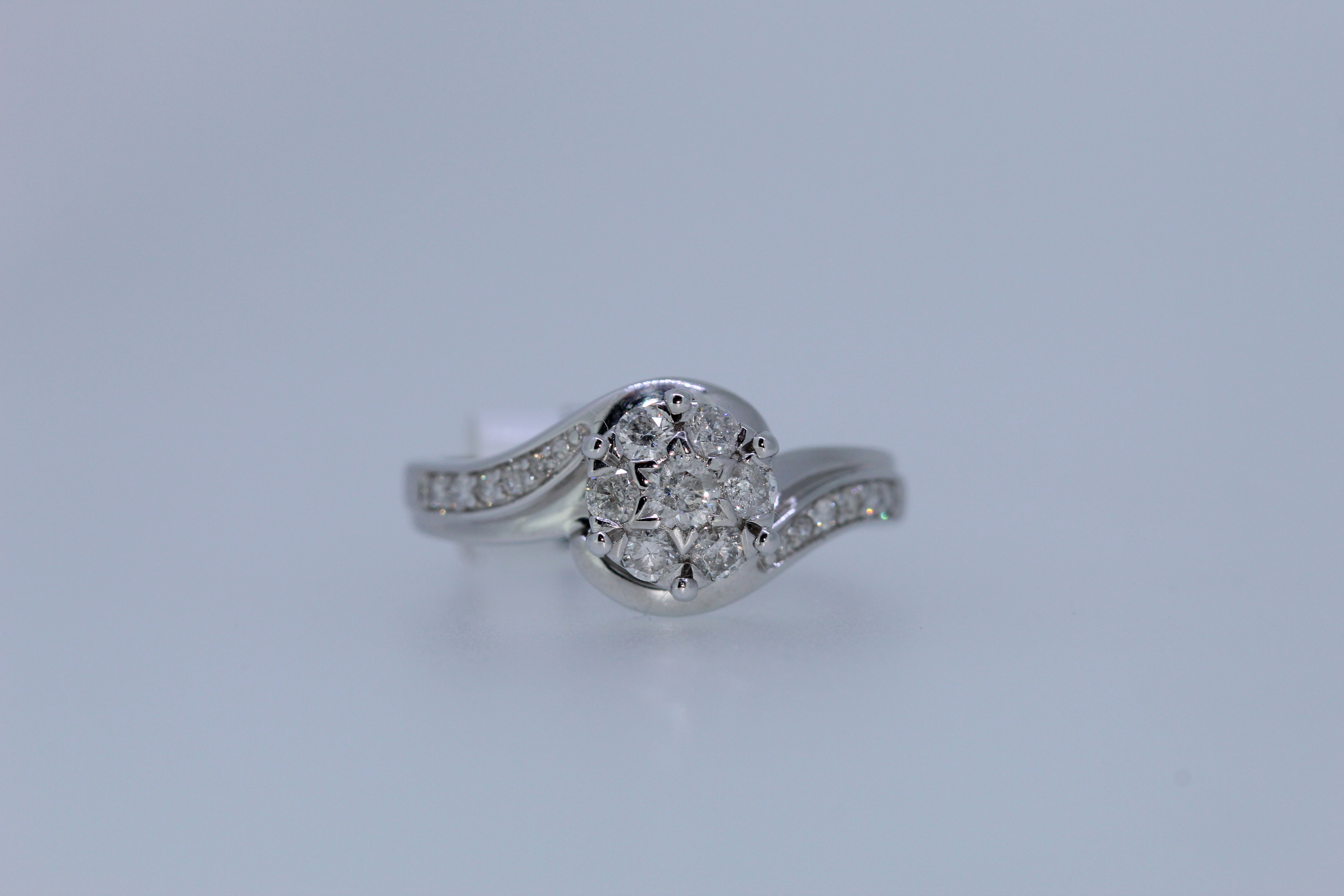 9k White Gold Diamond Cluster Ring - Image 4 of 4