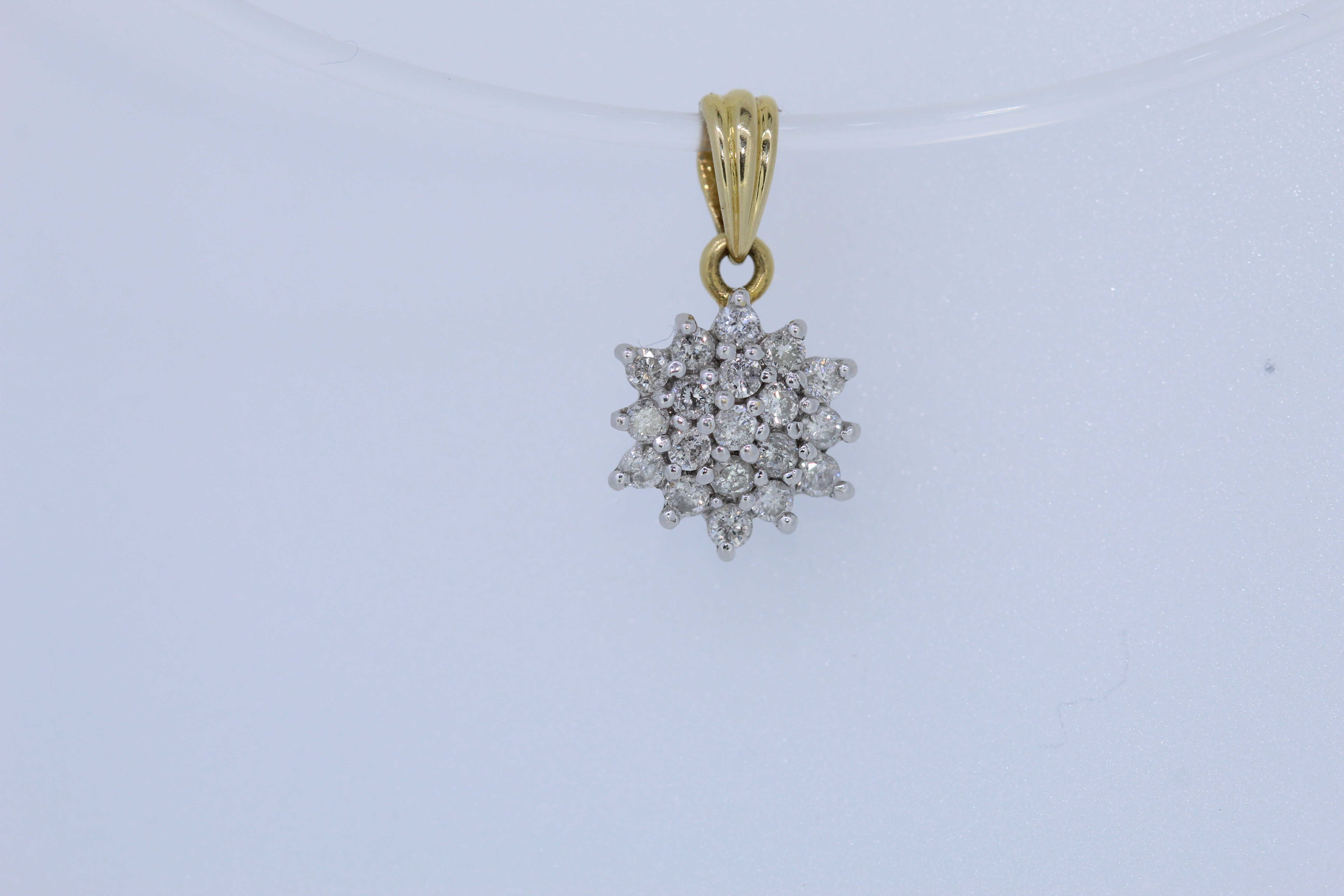 18ct Hallmark Diamond Cluster Pendant - Image 2 of 4