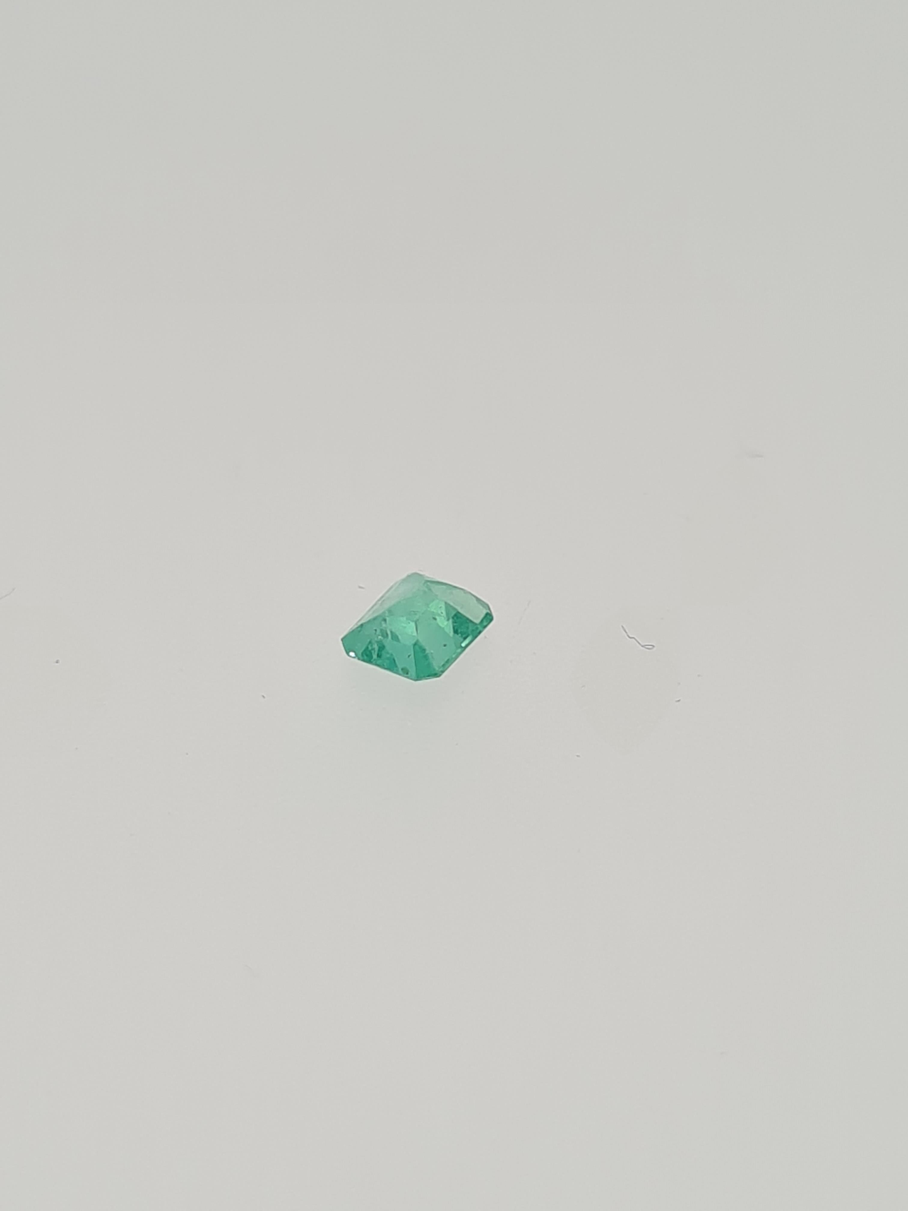 Emerald step cut gem stone - Image 2 of 5