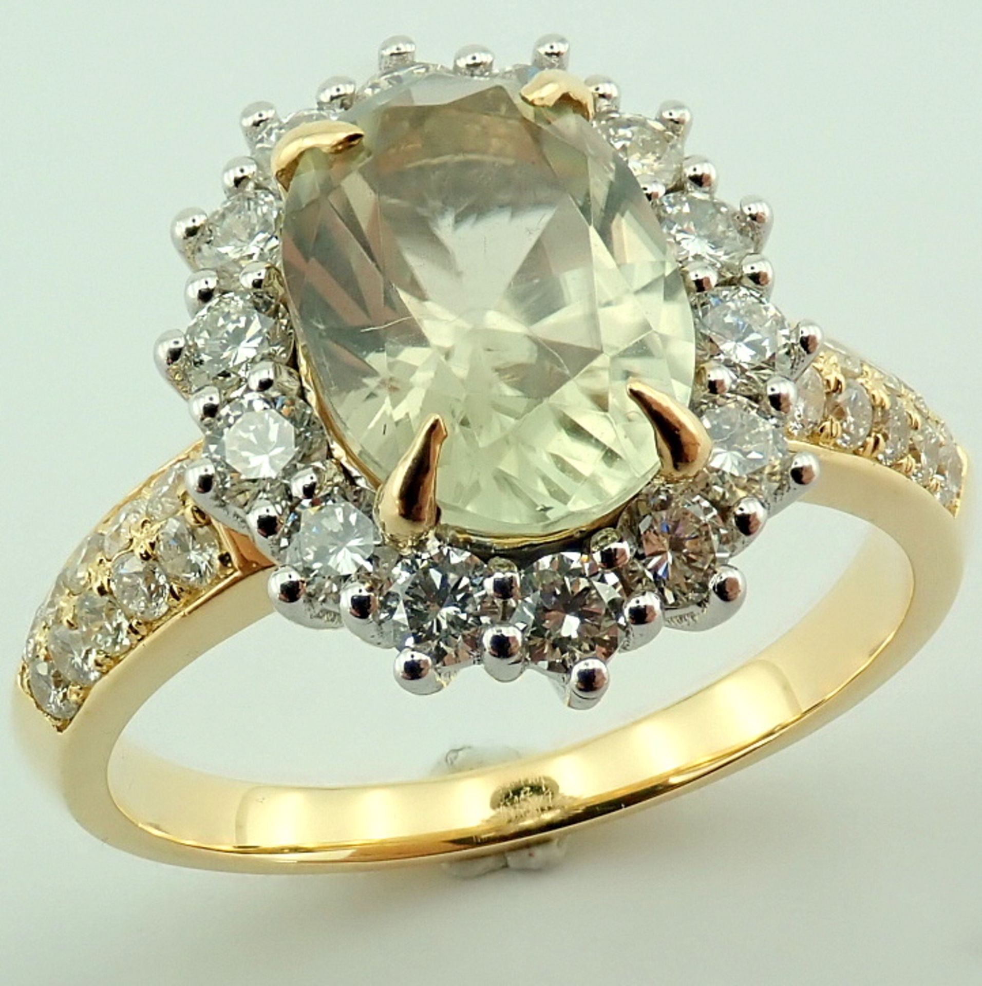 18K Diaspore Color Change Ring- Total 2,70 ct