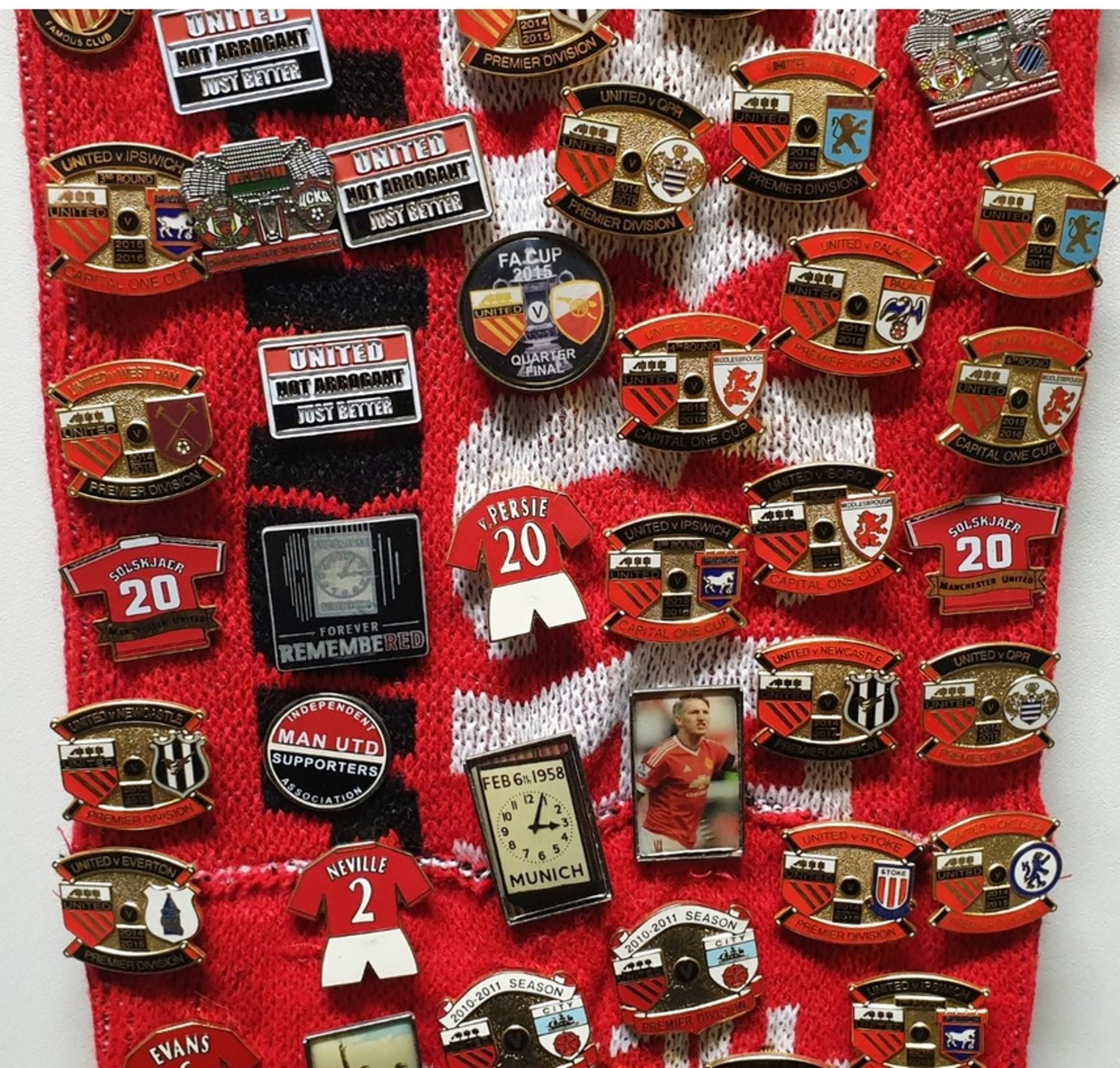 50 X Randomly Picked Manchester United Pin Badges - Image 4 of 6