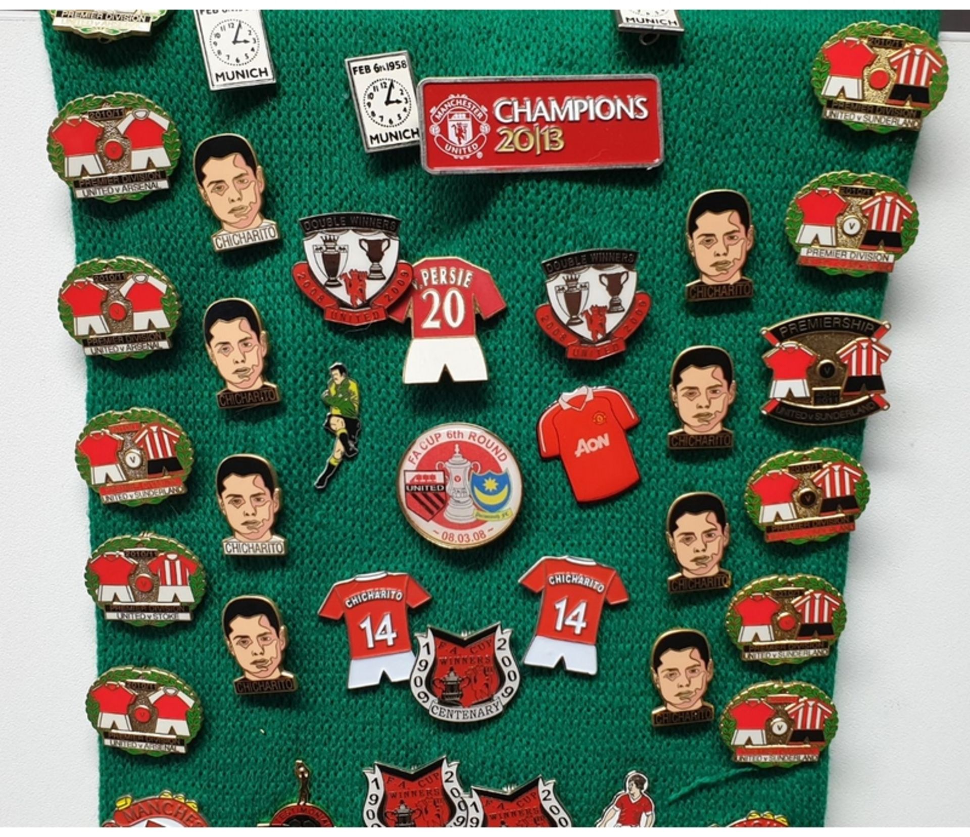 50 X Randomly Picked Manchester United Pin Badges - Image 2 of 6