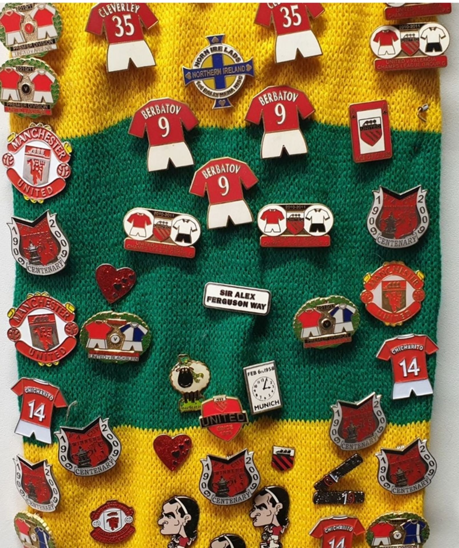 50 X Randomly Picked Manchester United Pin Badges - Image 3 of 6