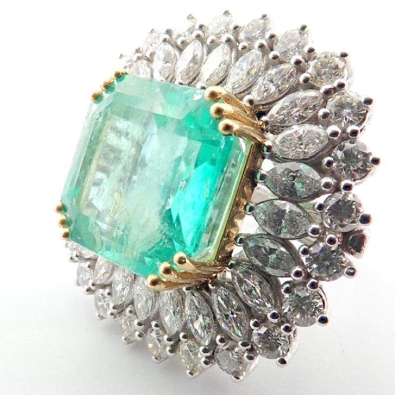 18K Large Emerald and Diamond Cluster Ring (16,58 ct)