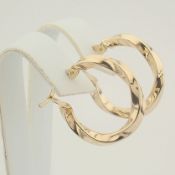 Earring. In 14K Yellow Gold