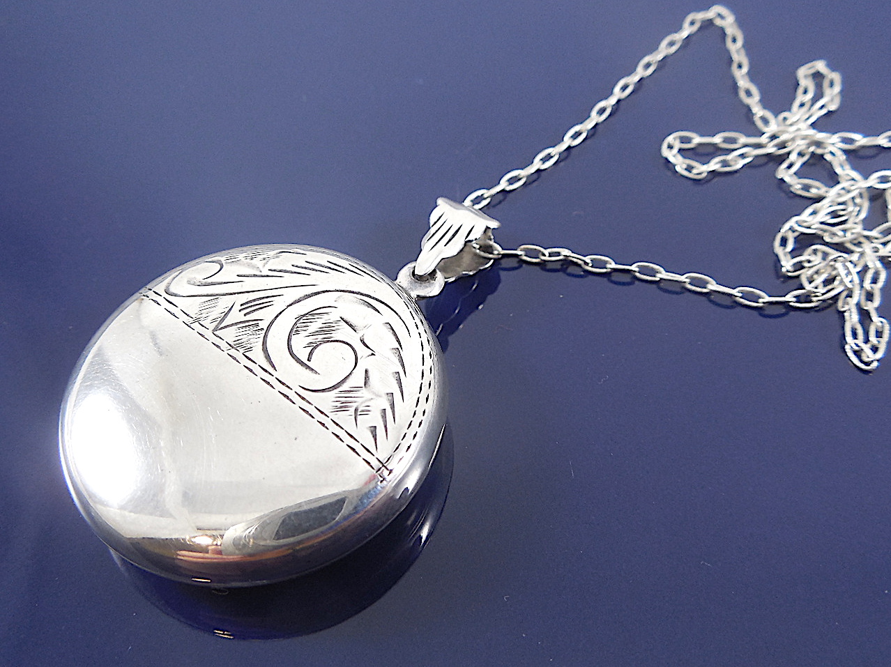 Silver locket - Image 2 of 9