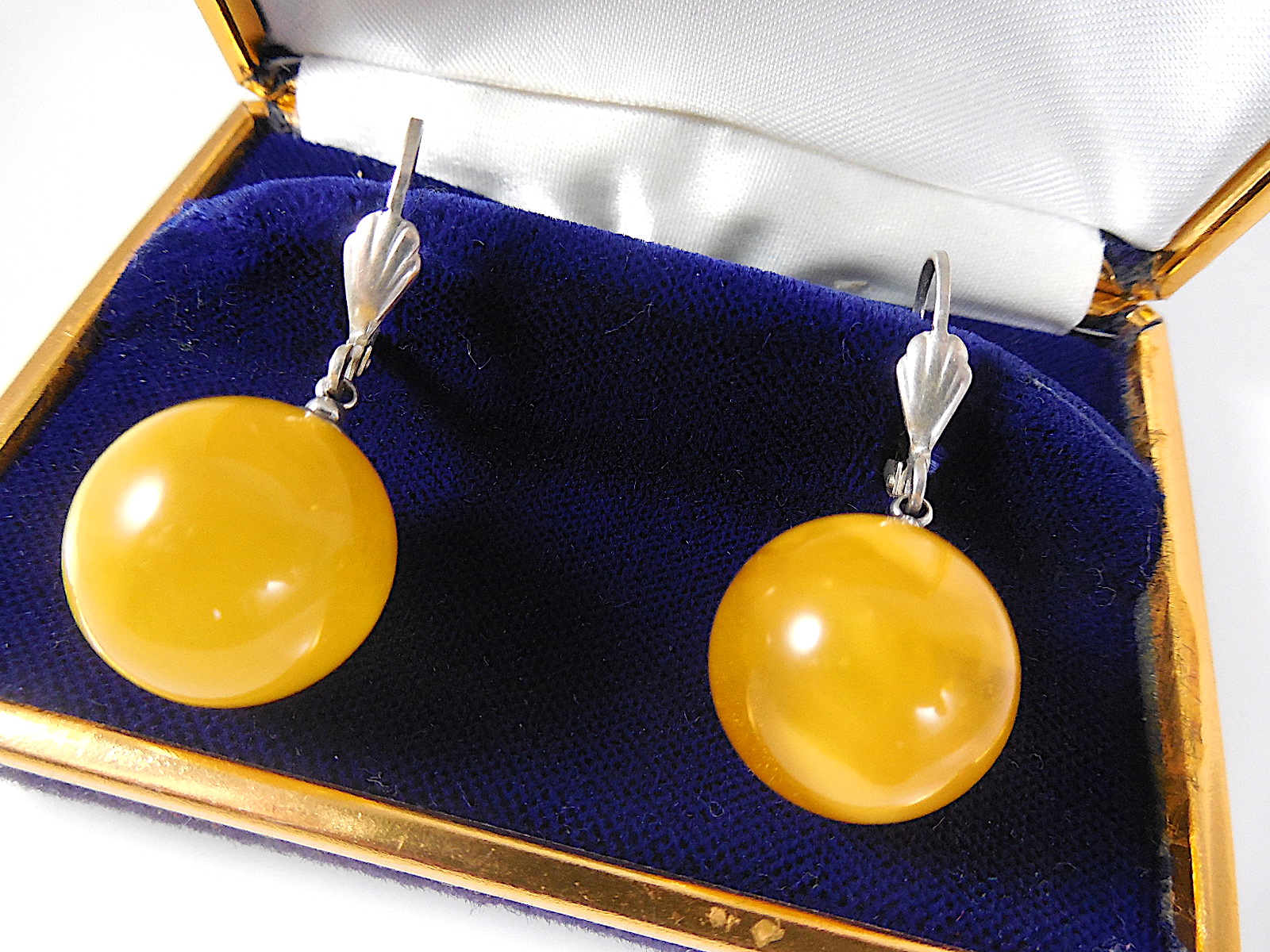 Silver earrings with natural amber ball - Image 4 of 4