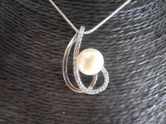 Silver necklace with pearl pendant