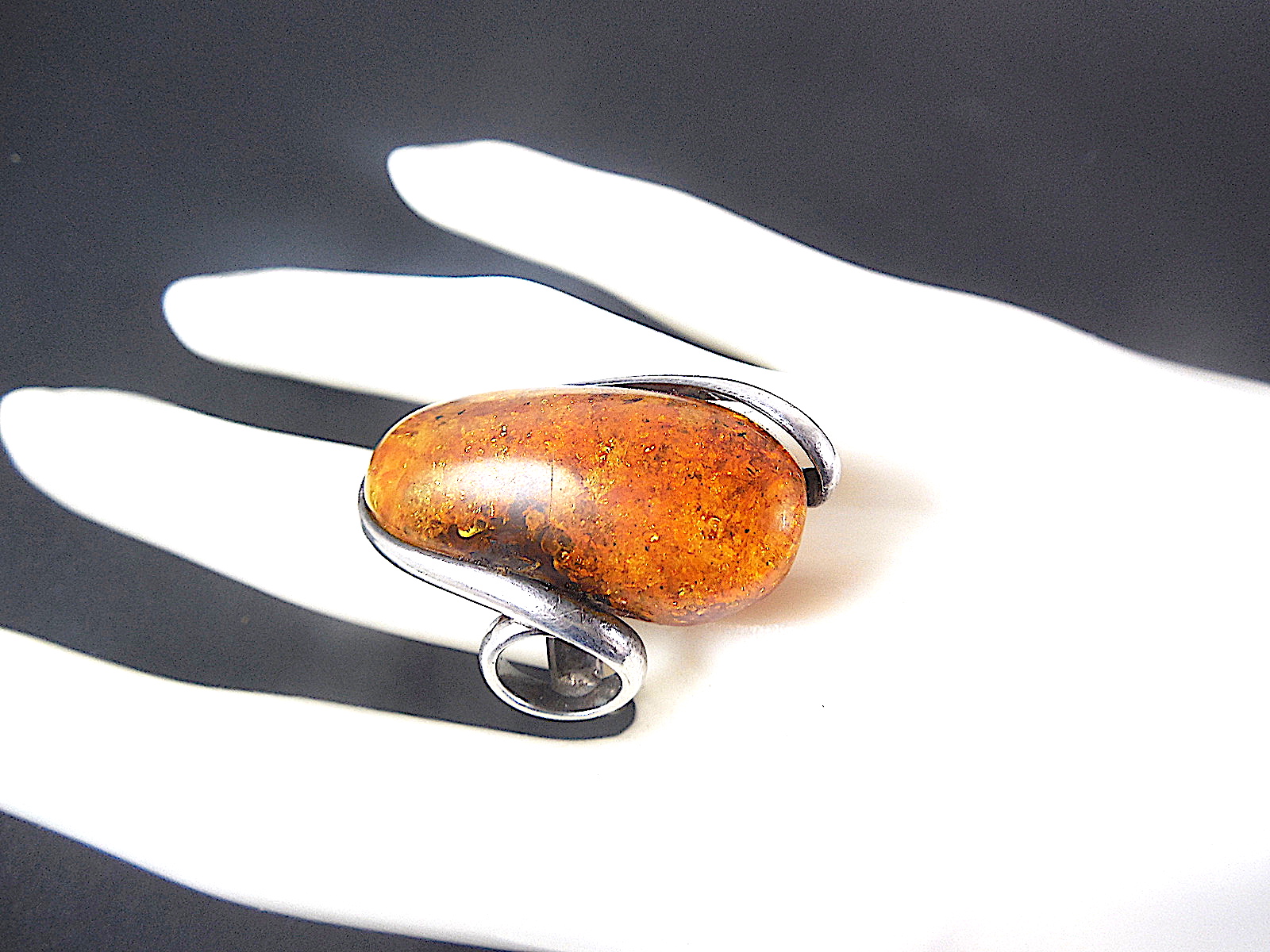 Large natural amber silver ring - Image 5 of 5