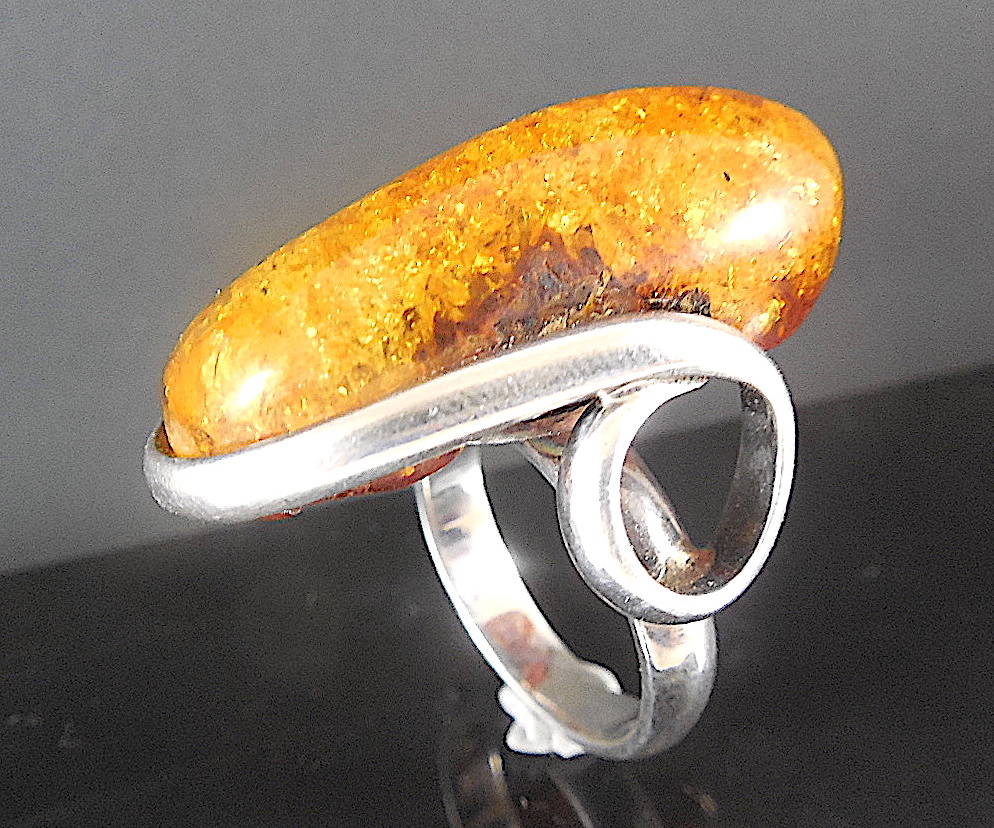 Large natural amber silver ring - Image 3 of 5