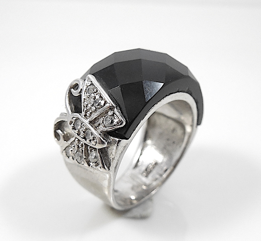 Silver ring set with Onyx