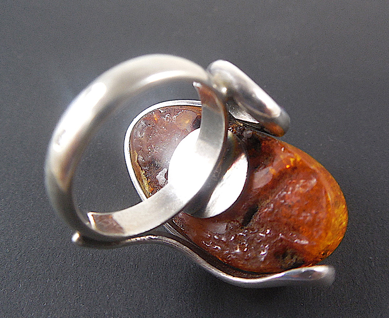 Large natural amber silver ring - Image 4 of 5