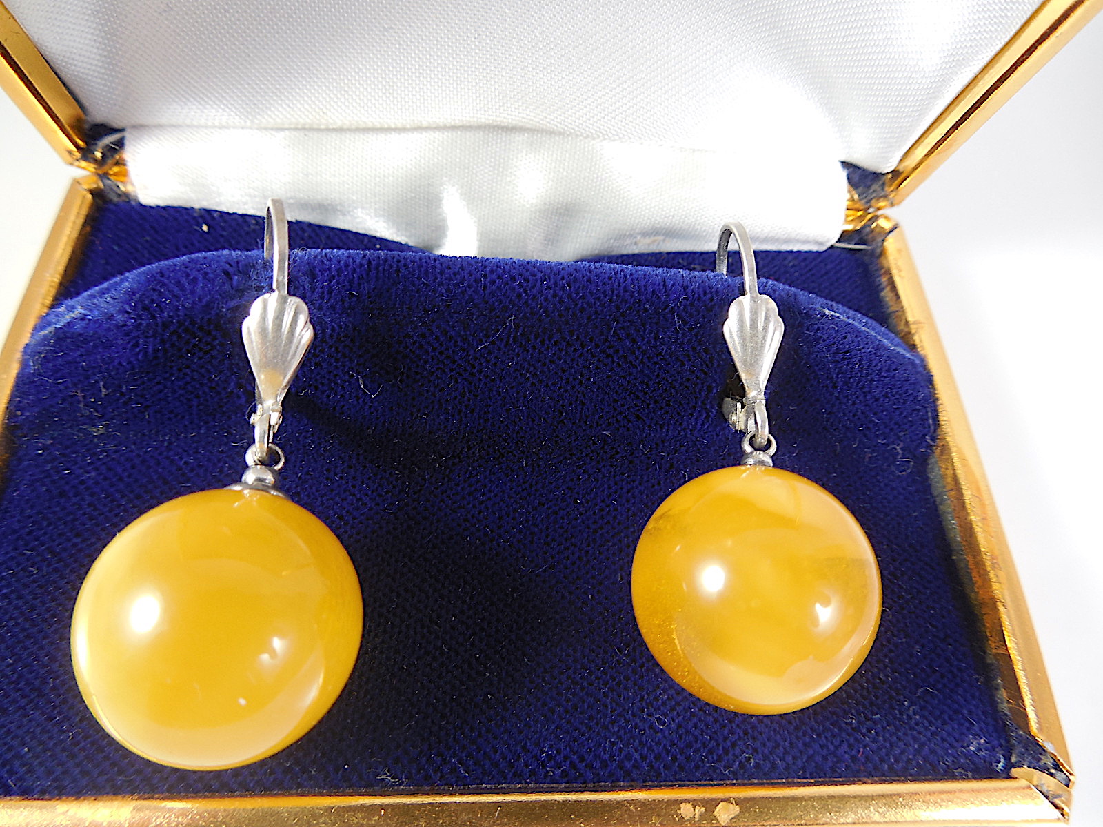 Silver earrings with natural amber ball