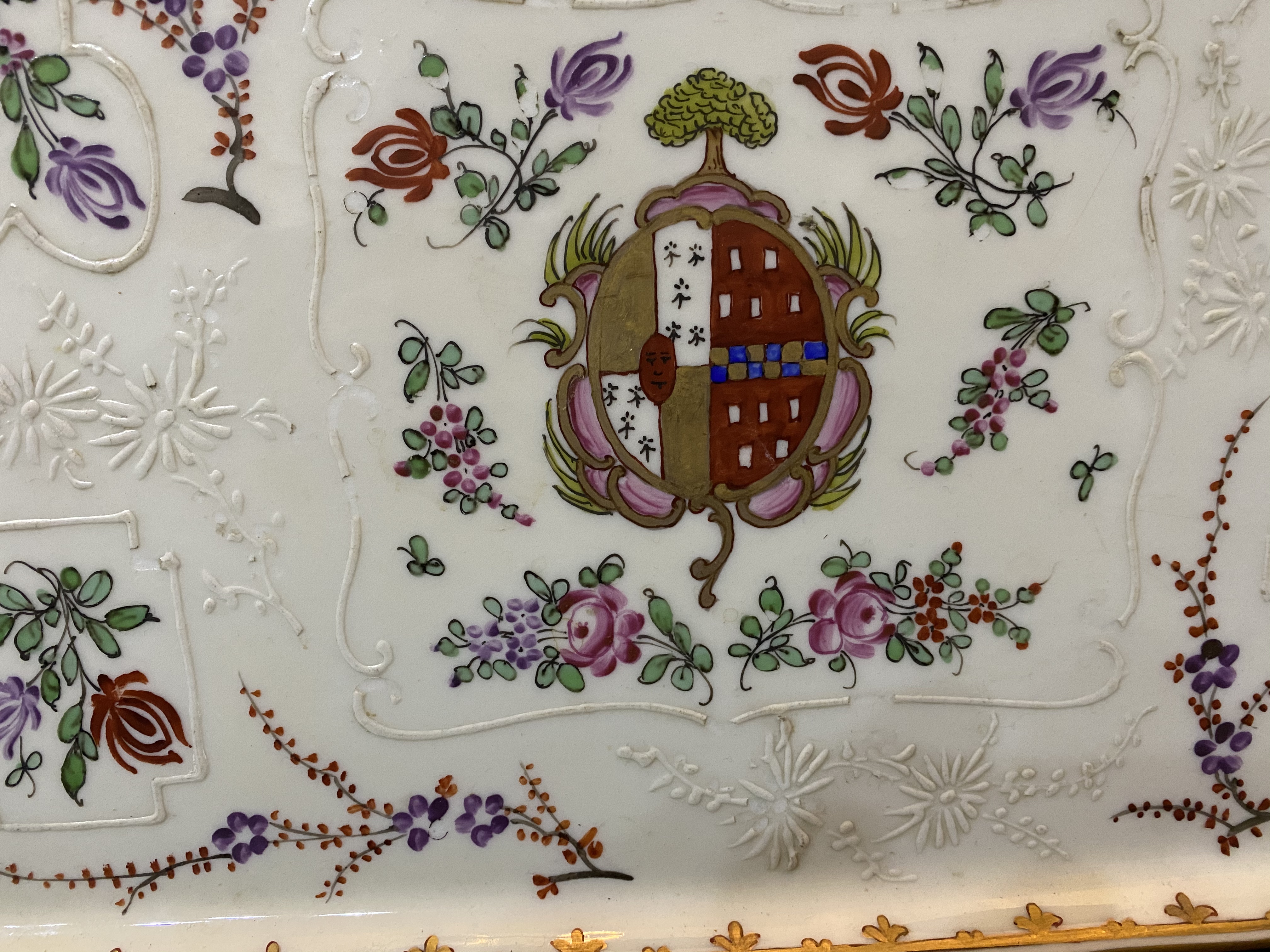 A C19th Samson tray with central cresting in famille rose pallette - Image 2 of 5