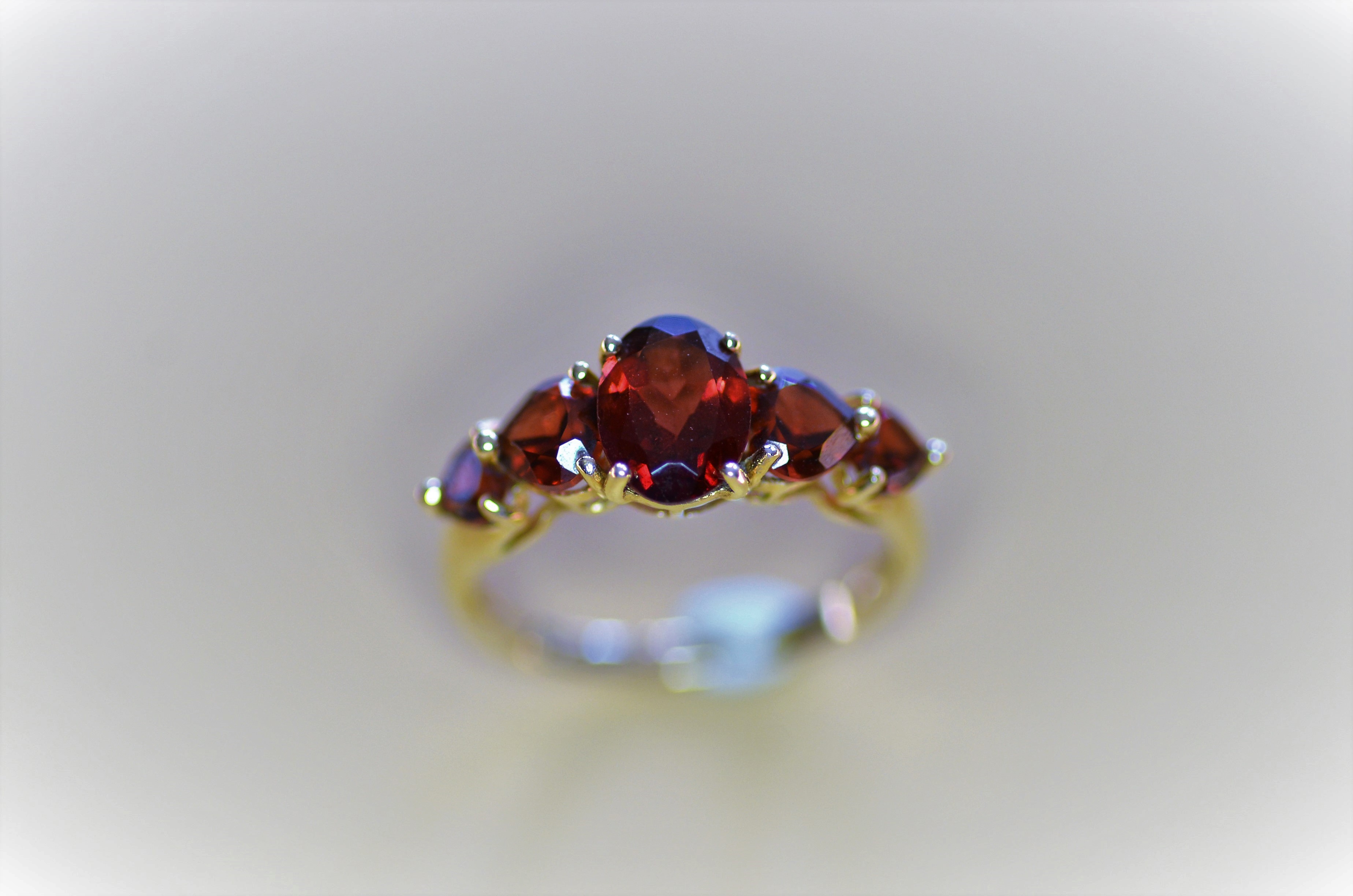 Gold 5 Stone Garnet Ring - Image 2 of 5