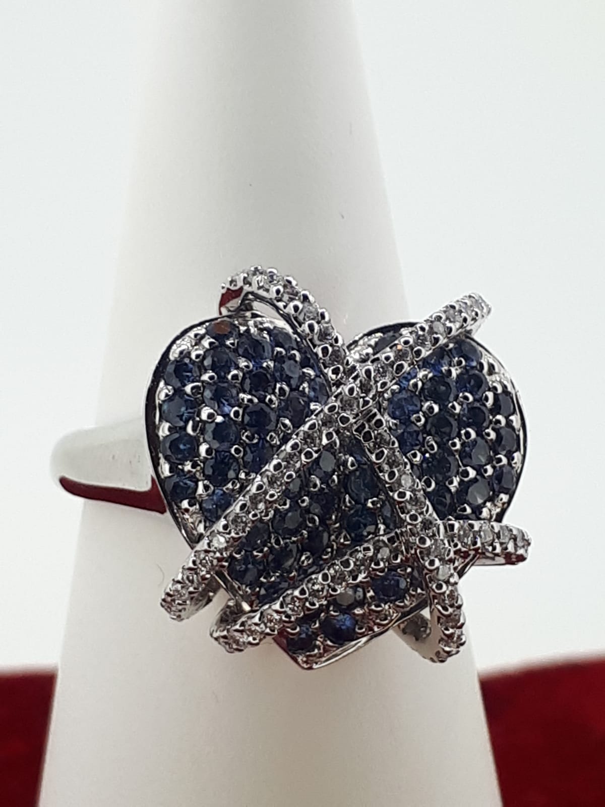 18ct 750 White Gold Heart Shaped Sapphire and Diamond Cocktail Ring - Image 4 of 5