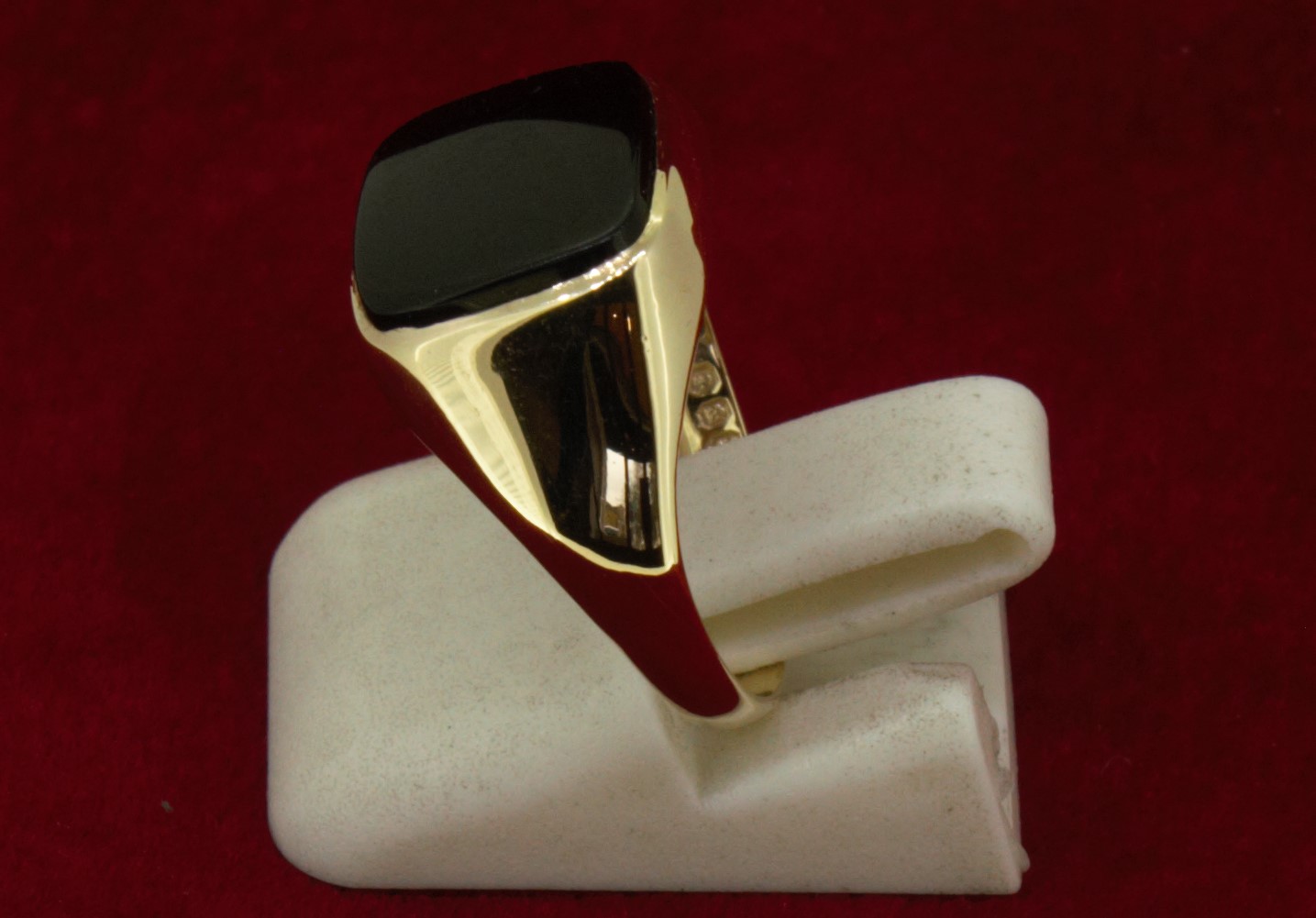 9ct (375) Black Onyx Signet Ring - Image 2 of 2