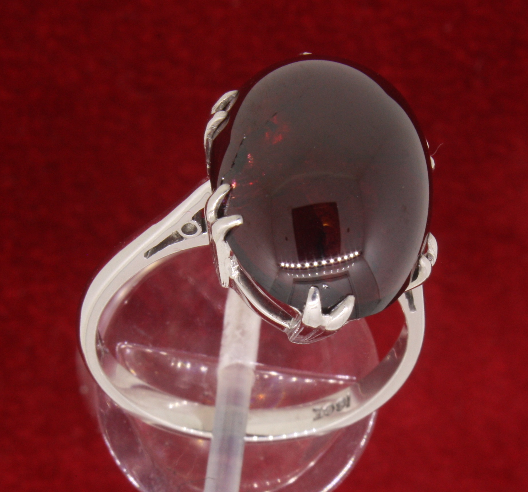 18ct 750 White Gold Oval Garnet Carbuncle Ring - Image 3 of 5