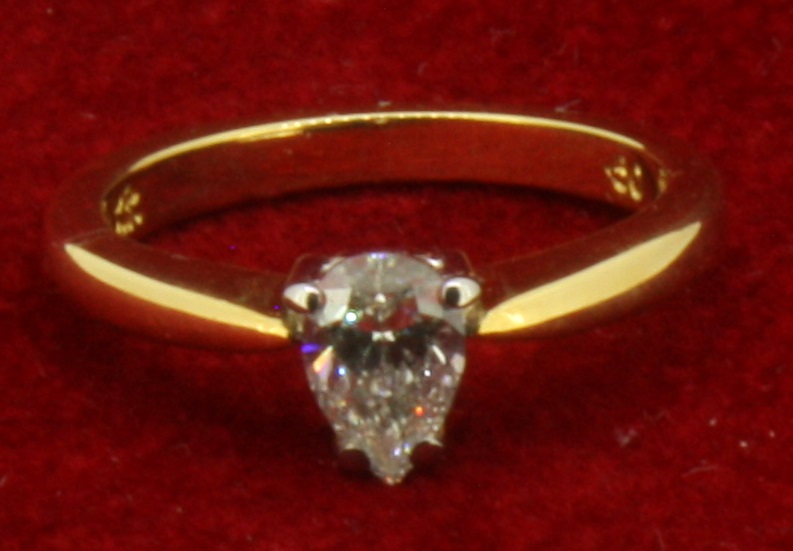 18ct (750) Yellow Gold 0.50ct Pear Shaped Solitaire Diamond Ring - Image 2 of 3