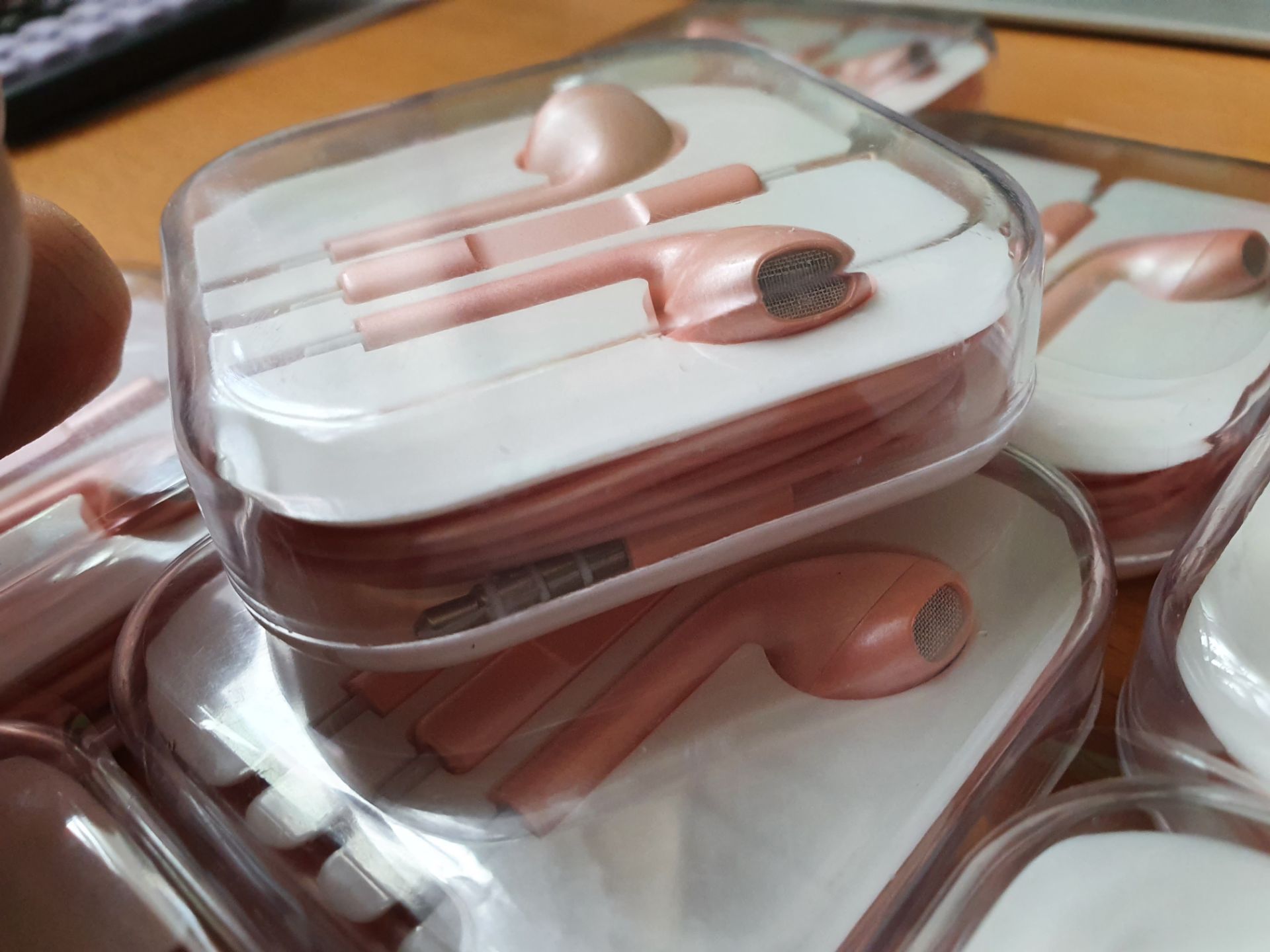 10 x new rose gold earphones rrp £50 pwerfect xmas gifts - Image 3 of 4