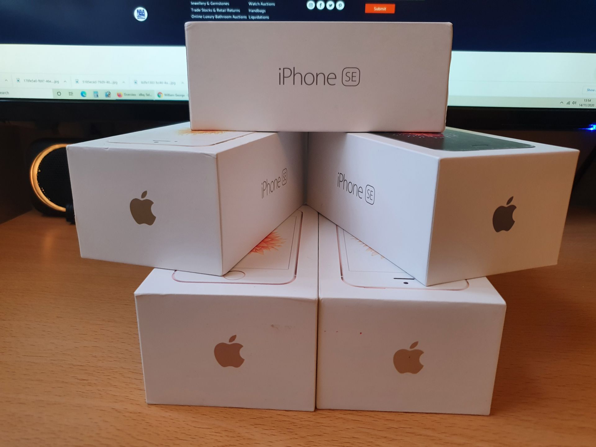 5 x iphone se boxes with original apple cahrgers rrp225 - Image 5 of 5